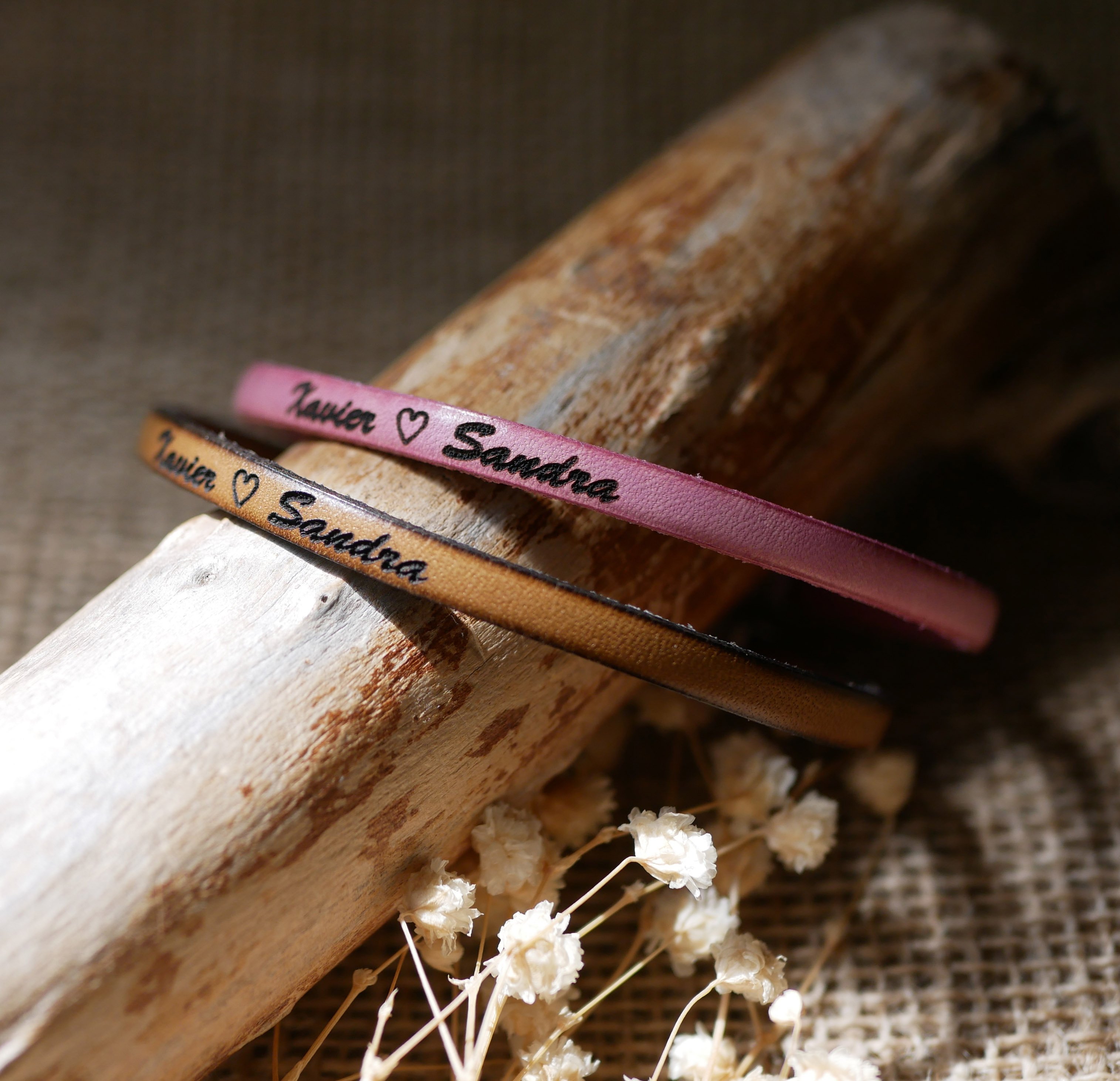 Gavearmb&aring;nd til par i l&aelig;der, begge personlige med samme indgravering 