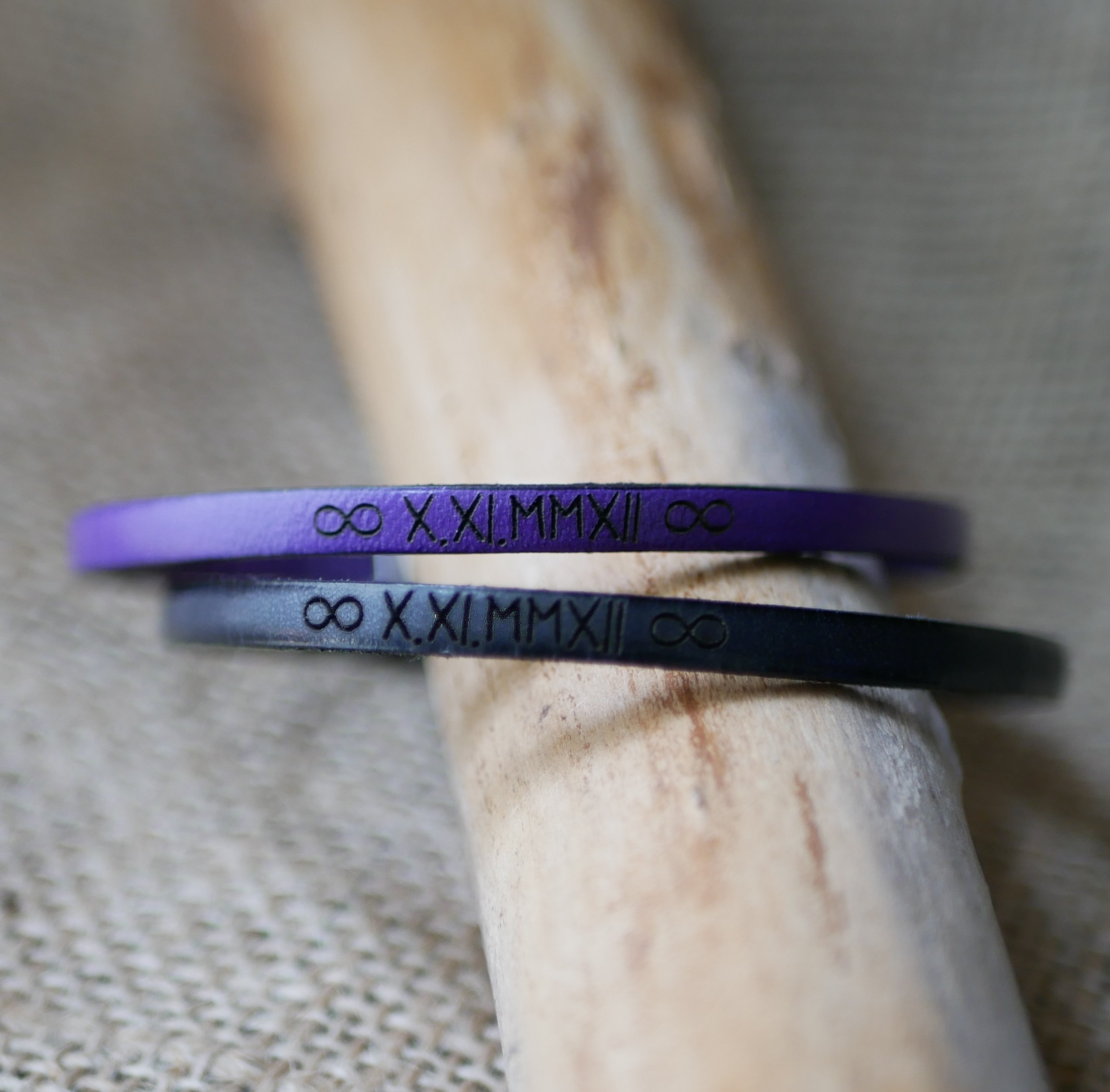 Gavearmb&aring;nd til par i l&aelig;der, begge personlige med samme indgravering 