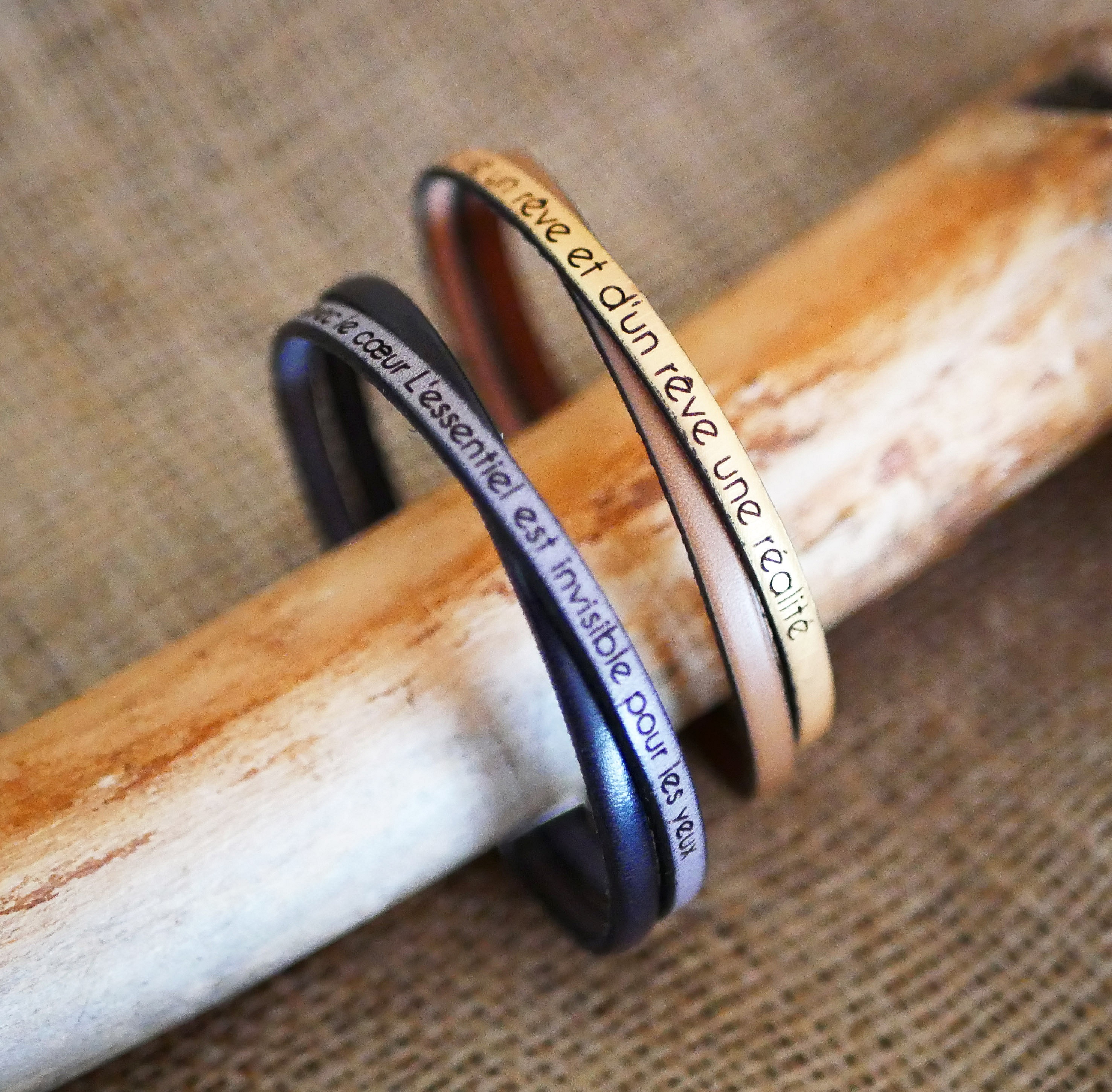 Bracelets en cuir personnalisés avec citations gravées.