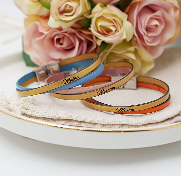 Bracelets en cuir personnalisés avec prénoms gravés.
