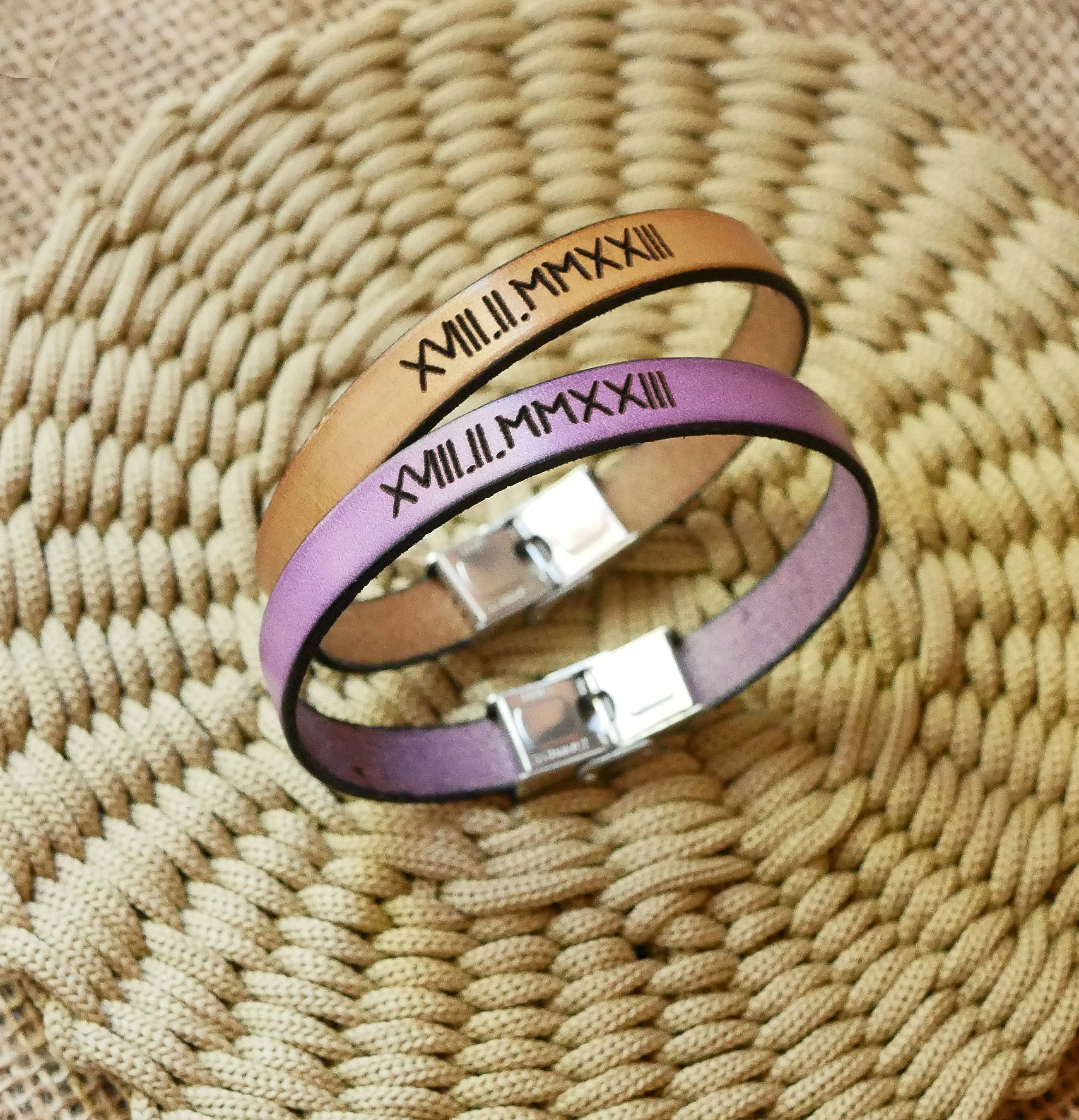 Indgraveret gave til et par: 2 l&aelig;derarmb&aring;nd med samme indgravering 