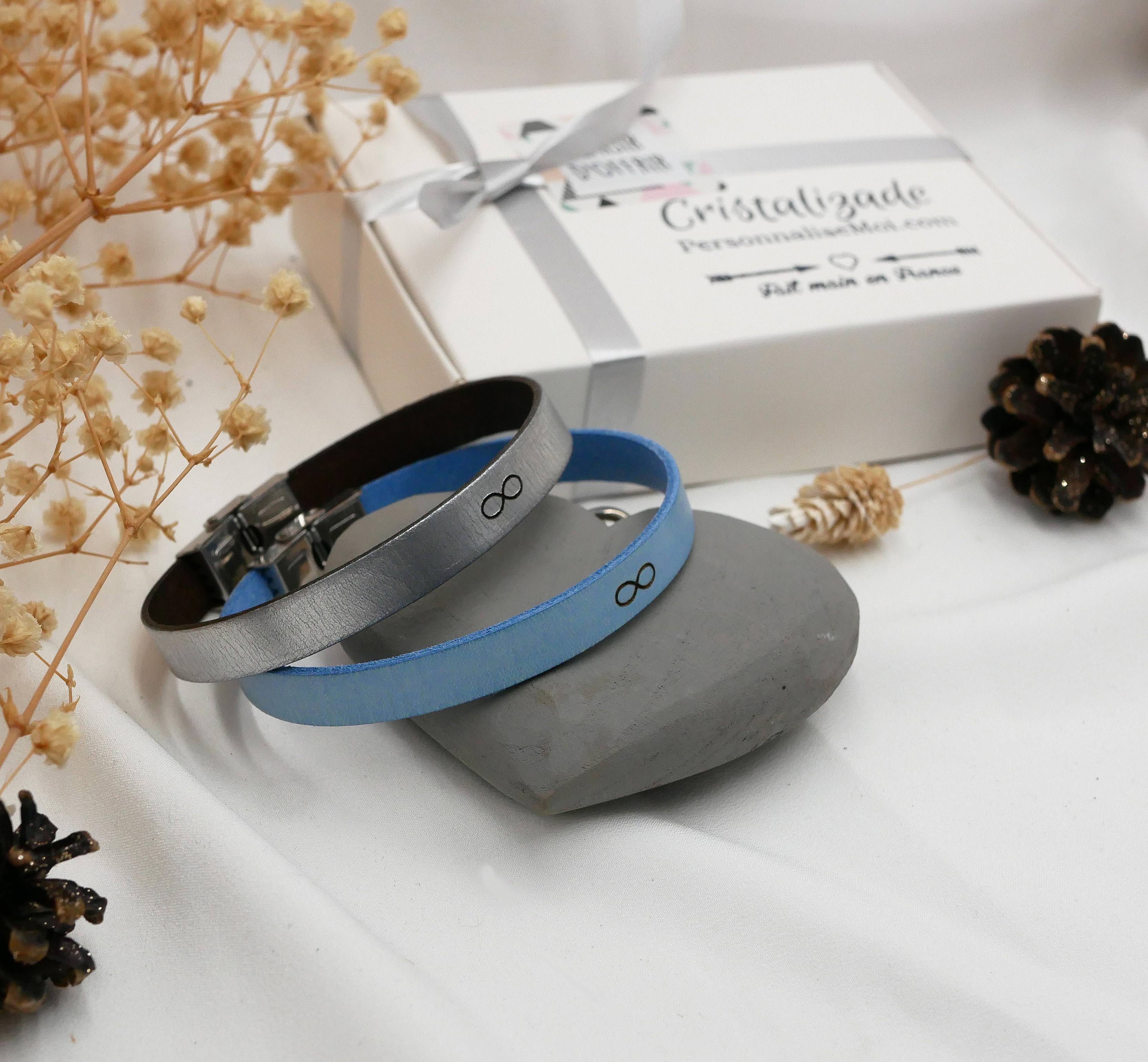 Indgraveret gave til et par: 2 l&aelig;derarmb&aring;nd med samme indgravering 