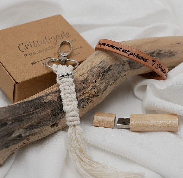 Gave&aelig;ske til m&aelig;nd med graveret USB-n&oslash;gle + l&aelig;derarmb&aring;nd, der kan tilpasses + macram&eacute;-n&oslash;glering 