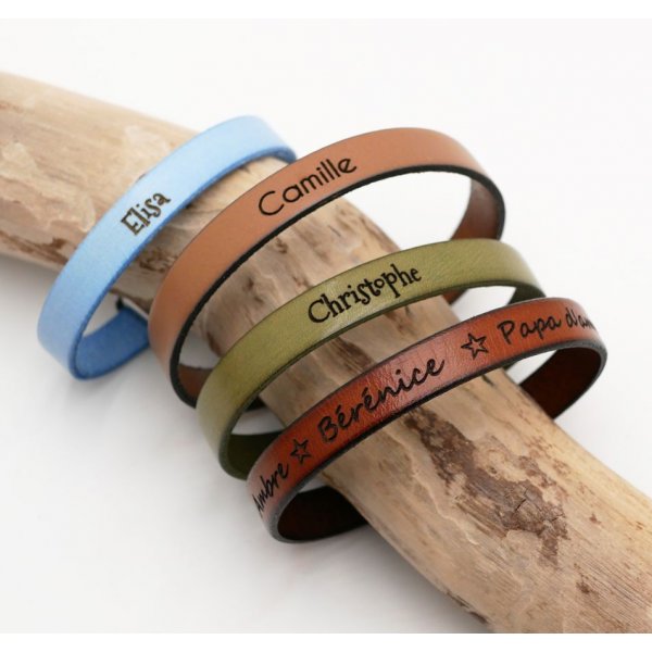 Gavepose til kvinder med indgraveret tr&aelig;pen + l&aelig;derrem, der kan tilpasses, + n&oslash;glering 