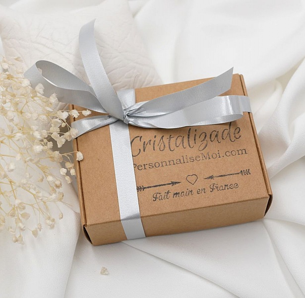 Gave&aelig;ske til m&aelig;nd med graveret USB-n&oslash;gle + l&aelig;derarmb&aring;nd, der kan tilpasses + macram&eacute;-n&oslash;glering 