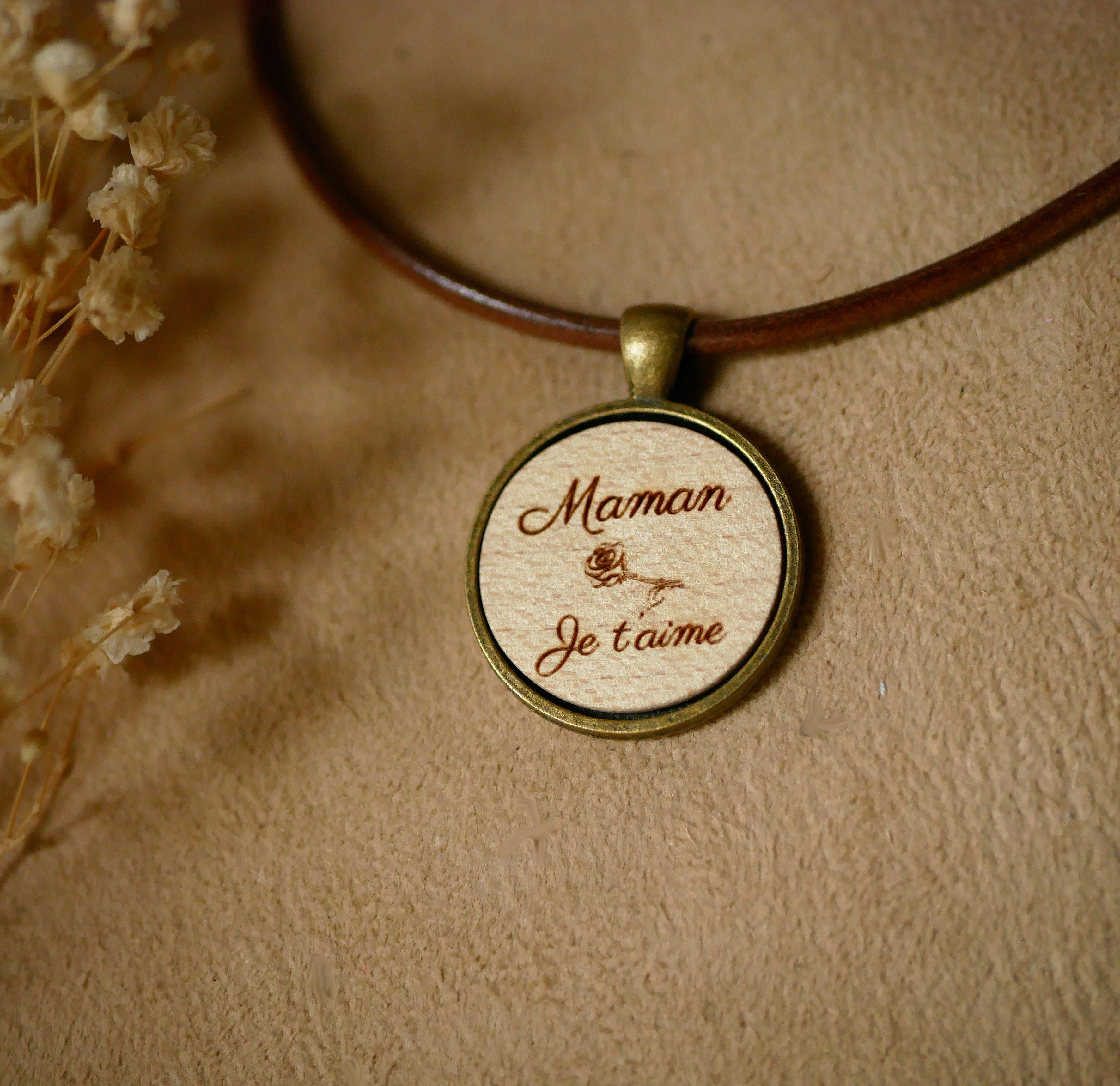 L&aelig;derhalsk&aelig;de med indgraveret tr&aelig;cabochon-vedh&aelig;ng i antik messing til personligg&oslash;relse