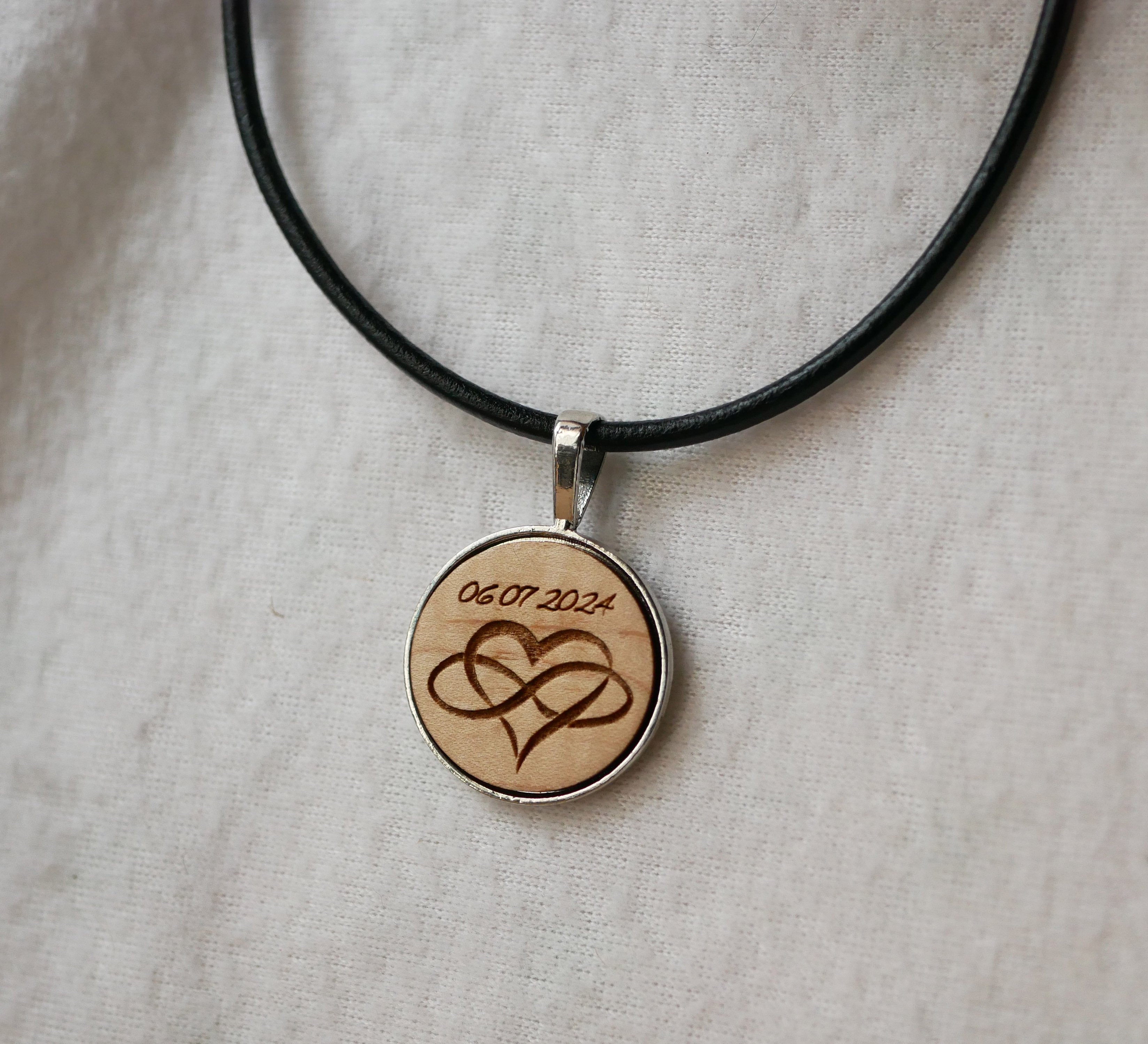 L&aelig;derhalsk&aelig;de med indgraveret tr&aelig;cabochon-vedh&aelig;ng til personligg&oslash;relse