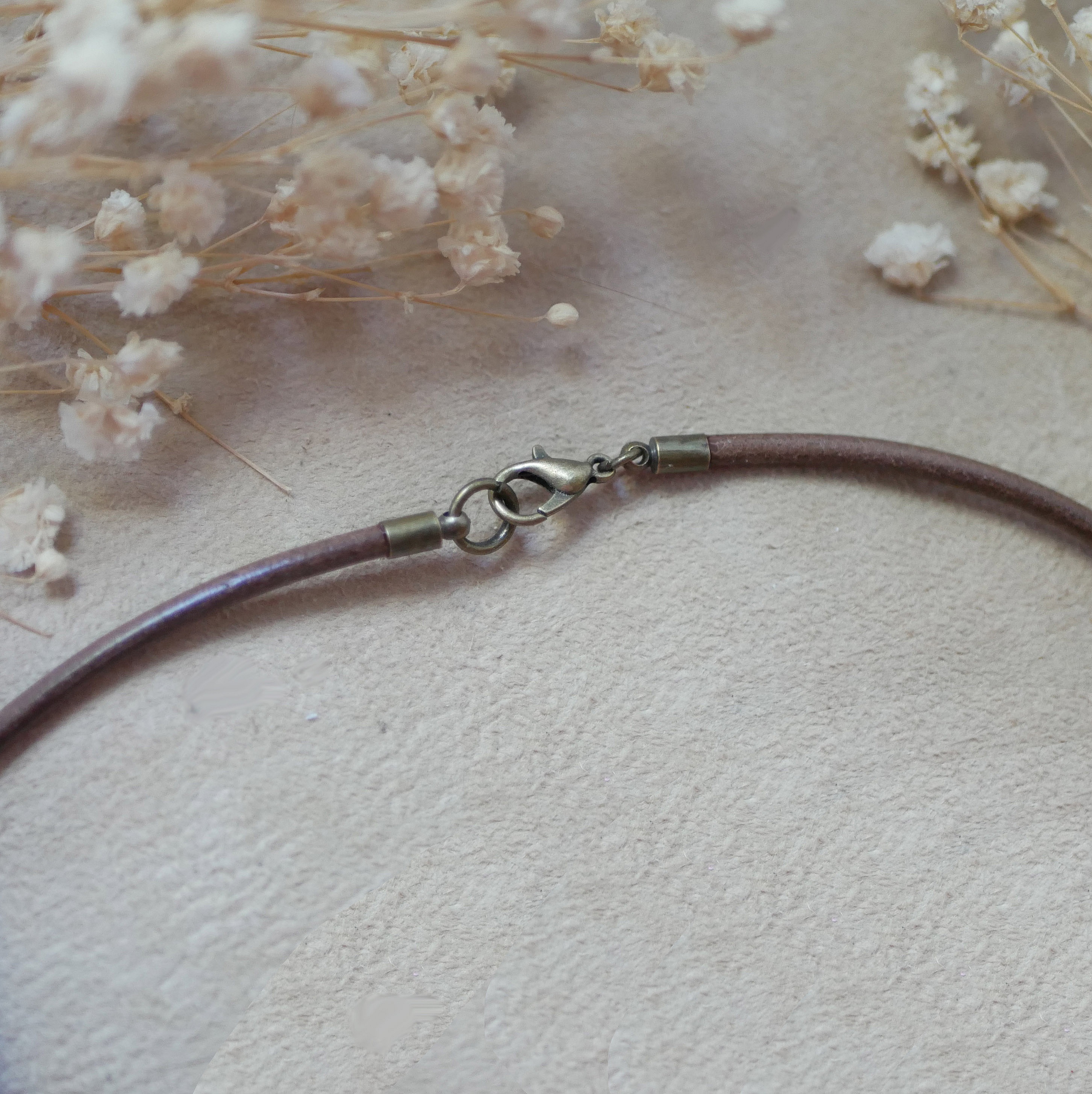 L&aelig;derhalsk&aelig;de med indgraveret tr&aelig;cabochon-vedh&aelig;ng i antik messing til personligg&oslash;relse