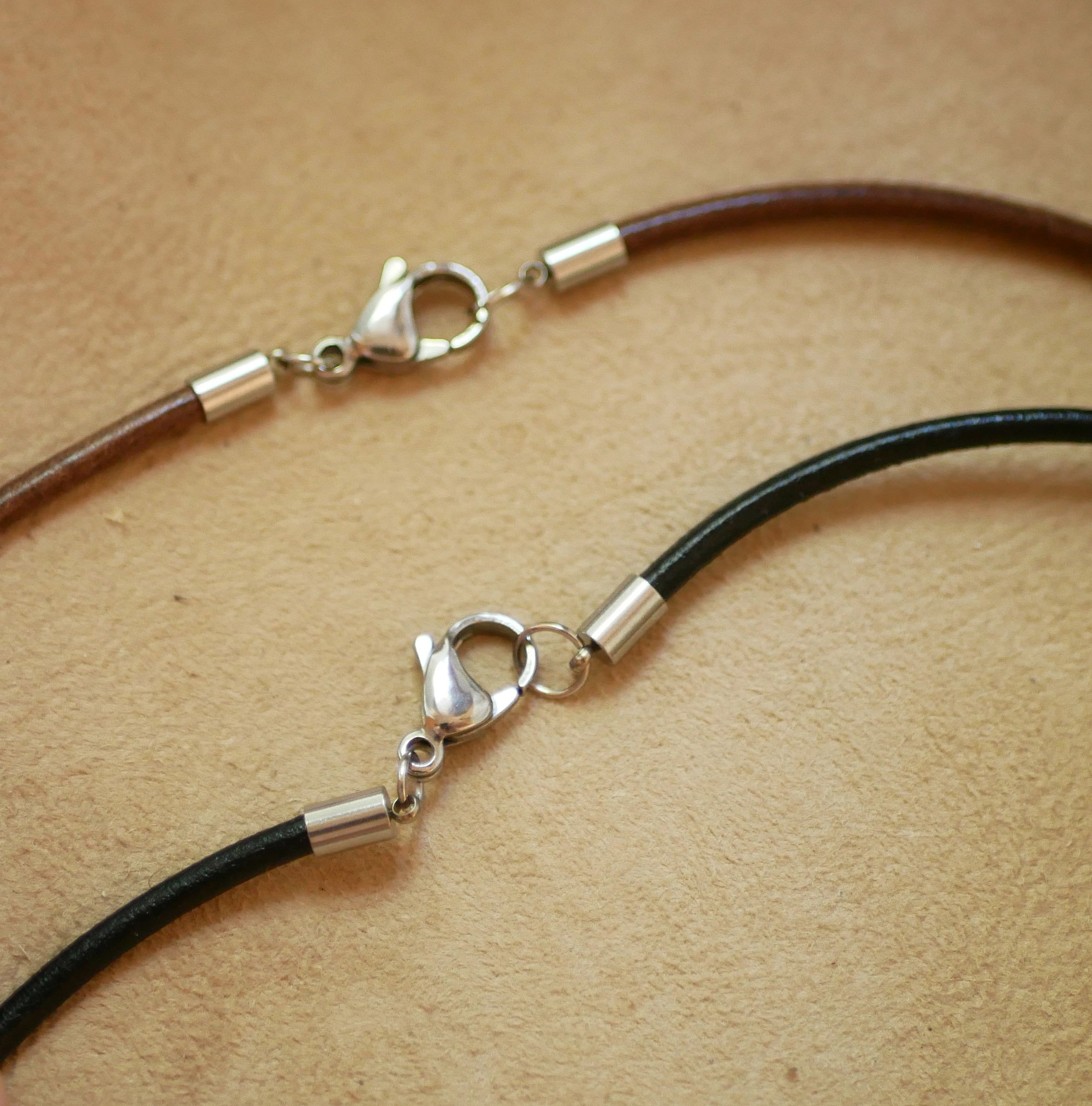 L&aelig;derhalsk&aelig;de med indgraveret tr&aelig;cabochon-vedh&aelig;ng til personligg&oslash;relse