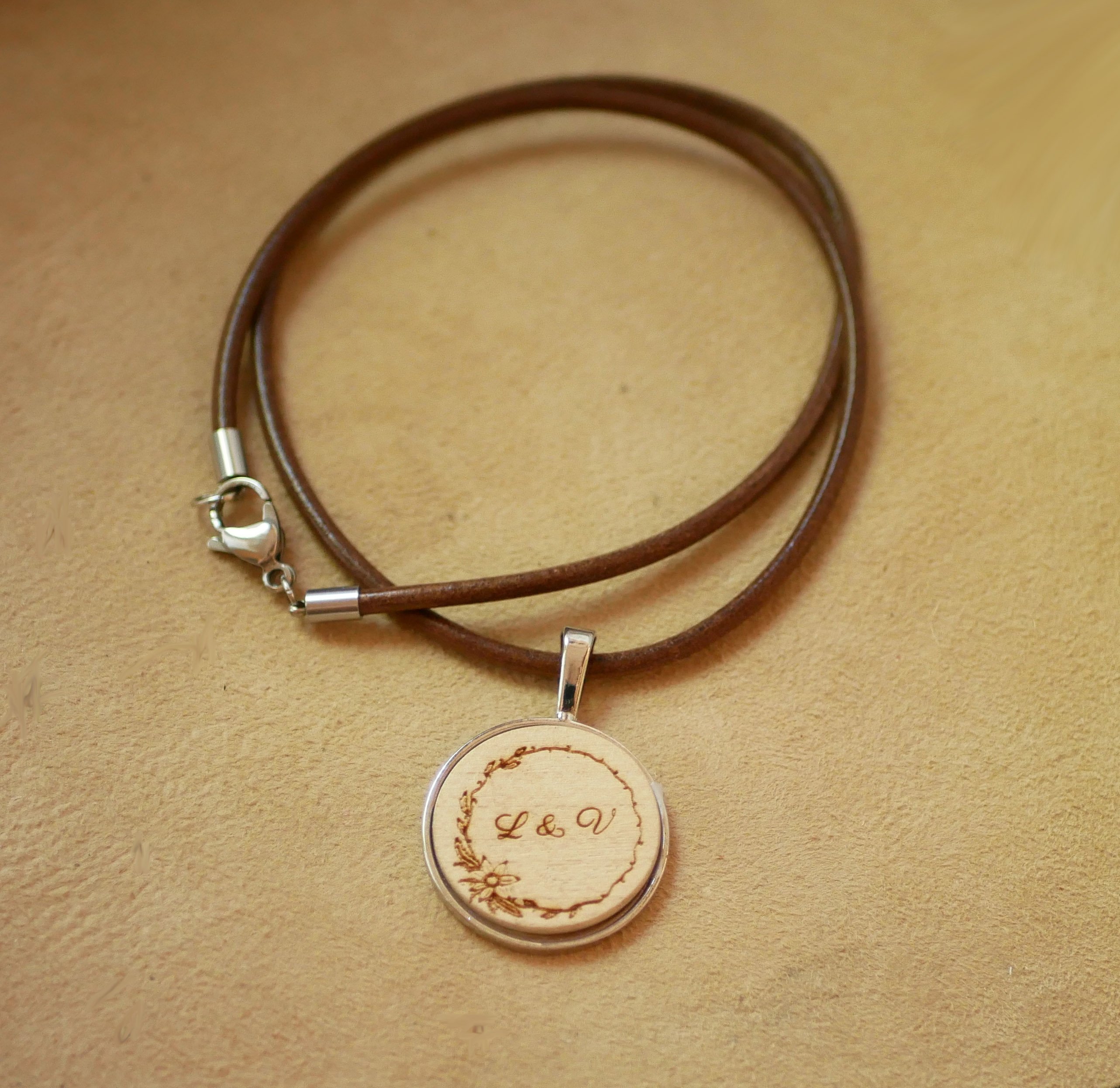 L&aelig;derhalsk&aelig;de med indgraveret tr&aelig;cabochon-vedh&aelig;ng til personligg&oslash;relse