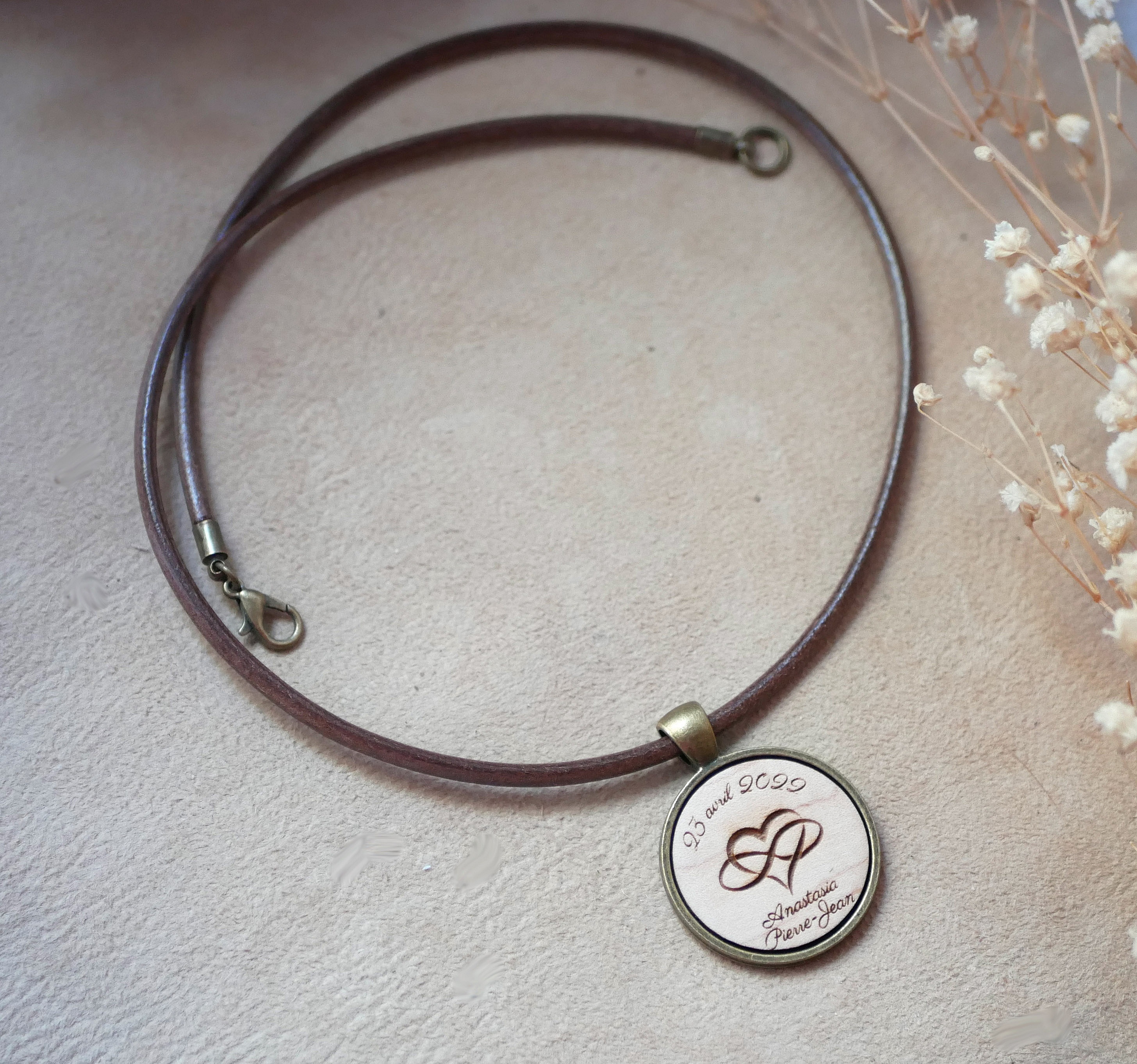 L&aelig;derhalsk&aelig;de med indgraveret tr&aelig;cabochon-vedh&aelig;ng i antik messing til personligg&oslash;relse