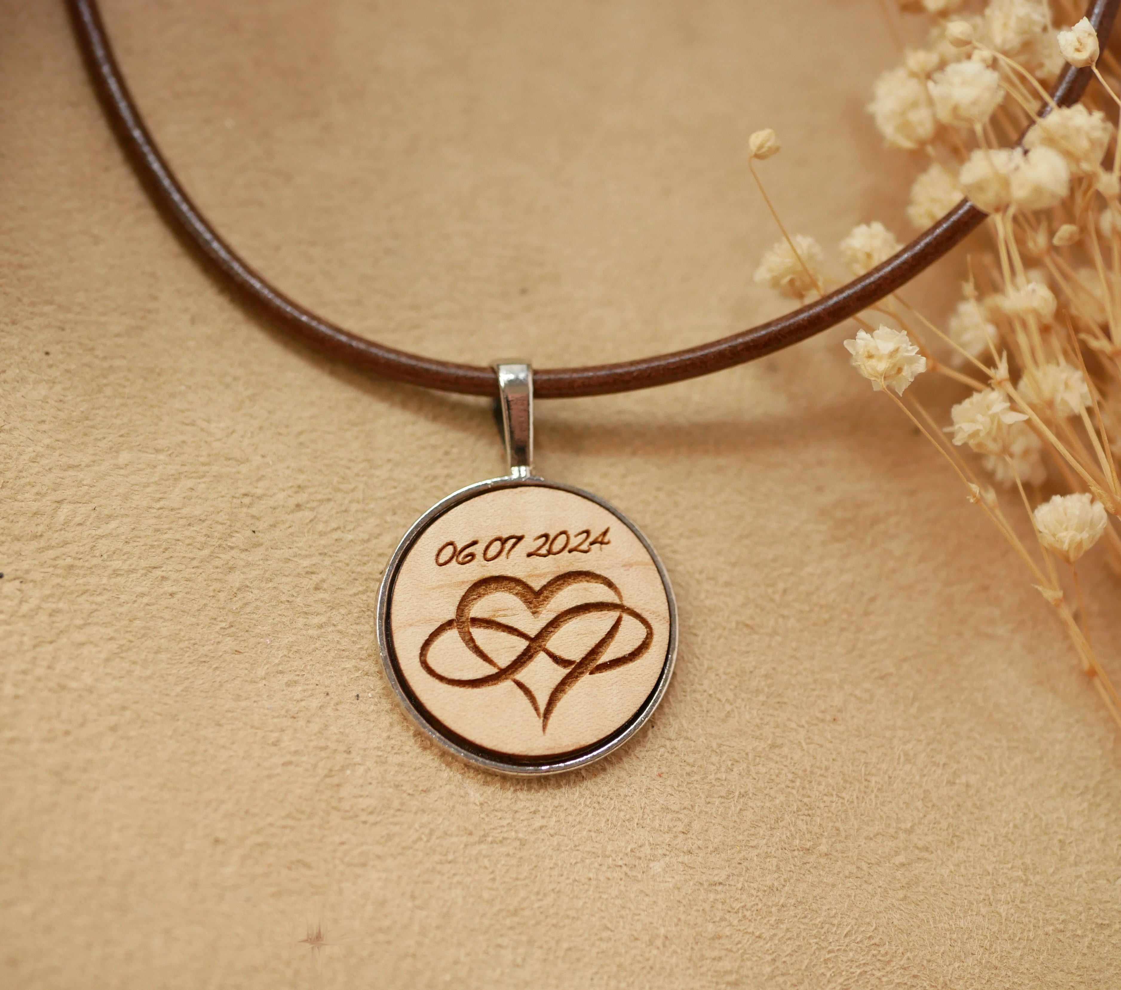 L&aelig;derhalsk&aelig;de med indgraveret tr&aelig;cabochon-vedh&aelig;ng til personligg&oslash;relse