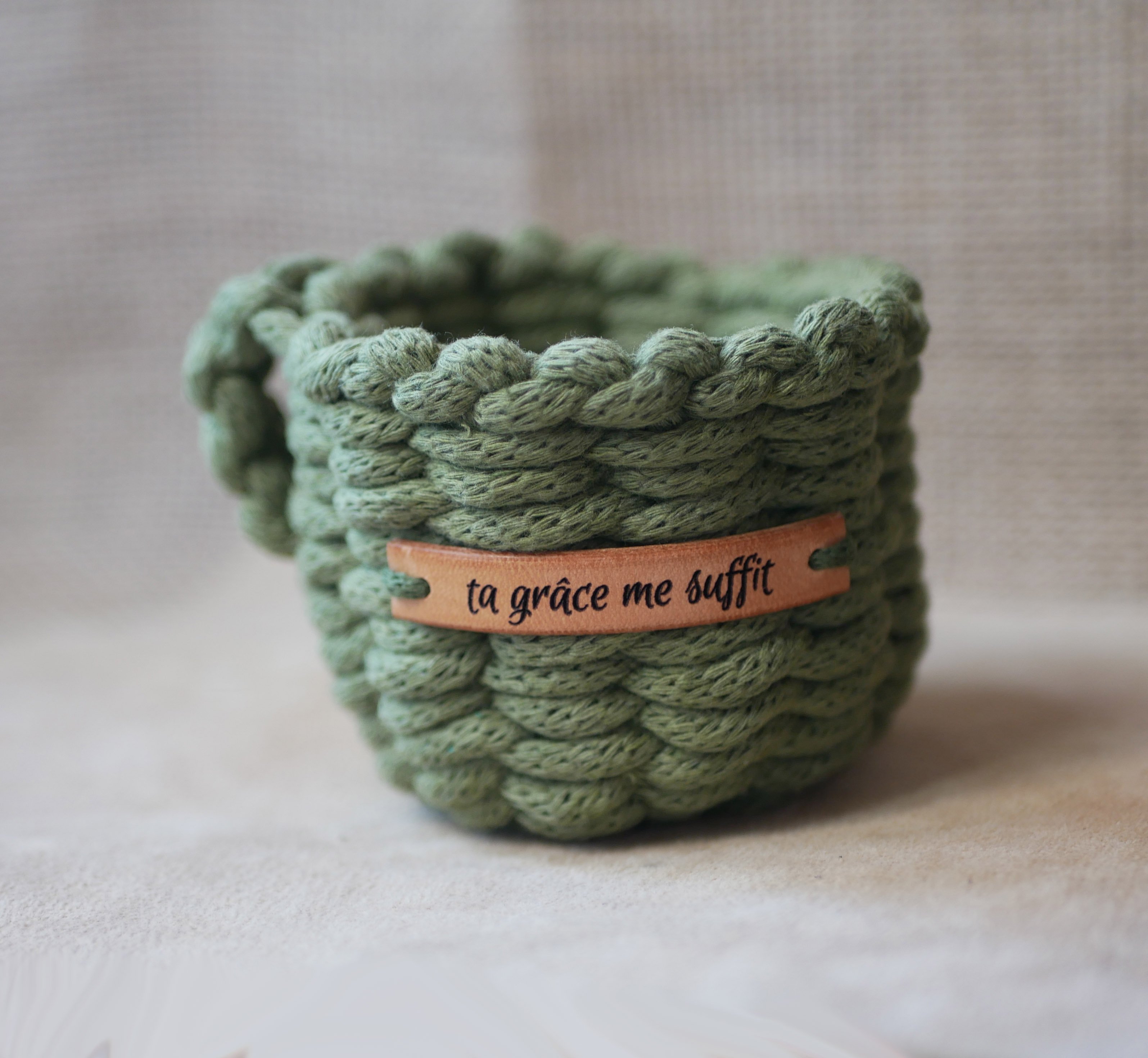 Skr&aelig;ddersyet l&aelig;deretiket med indgraveret besked