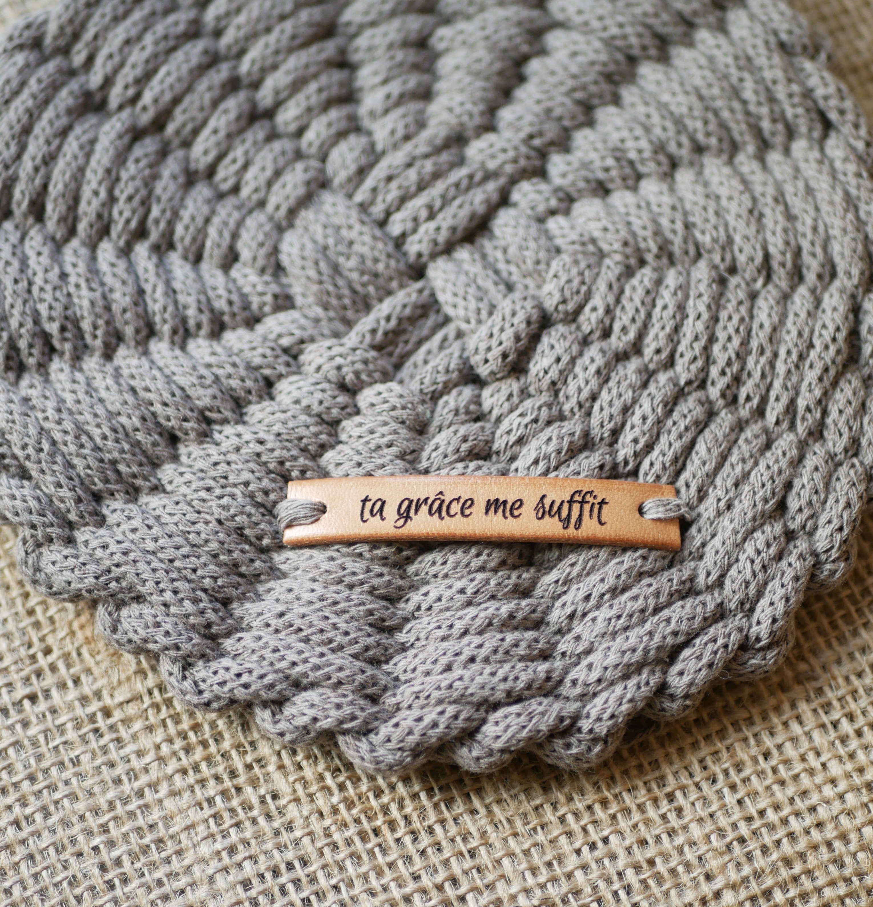 Skr&aelig;ddersyet l&aelig;deretiket med indgraveret besked