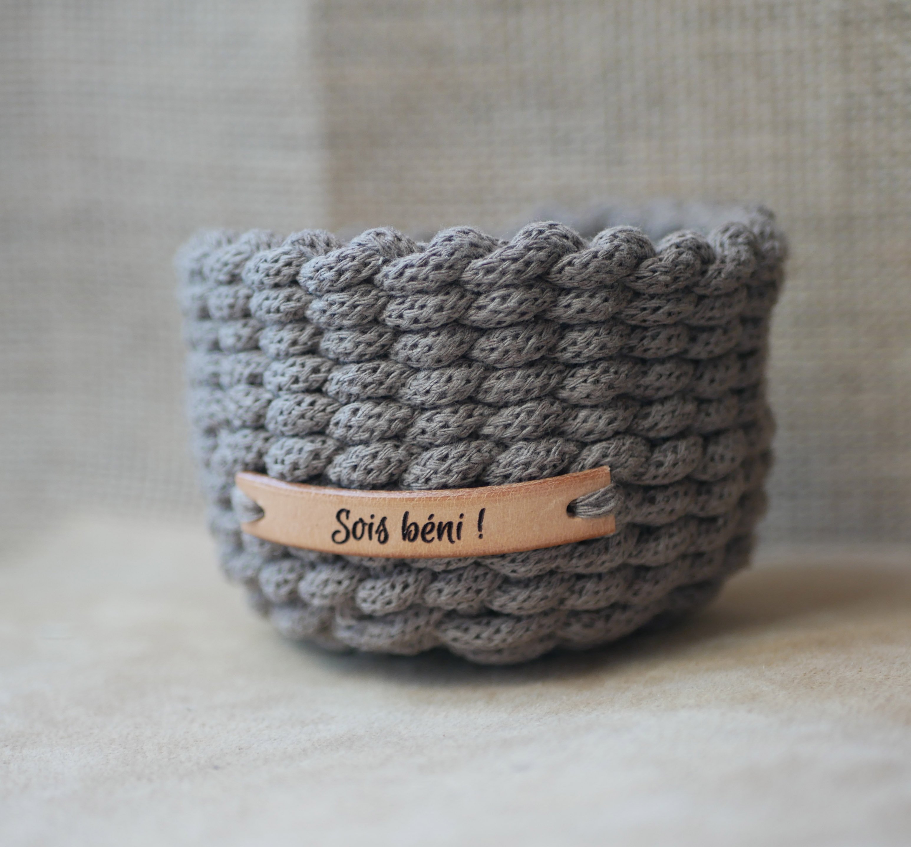 Skr&aelig;ddersyet l&aelig;deretiket med indgraveret besked