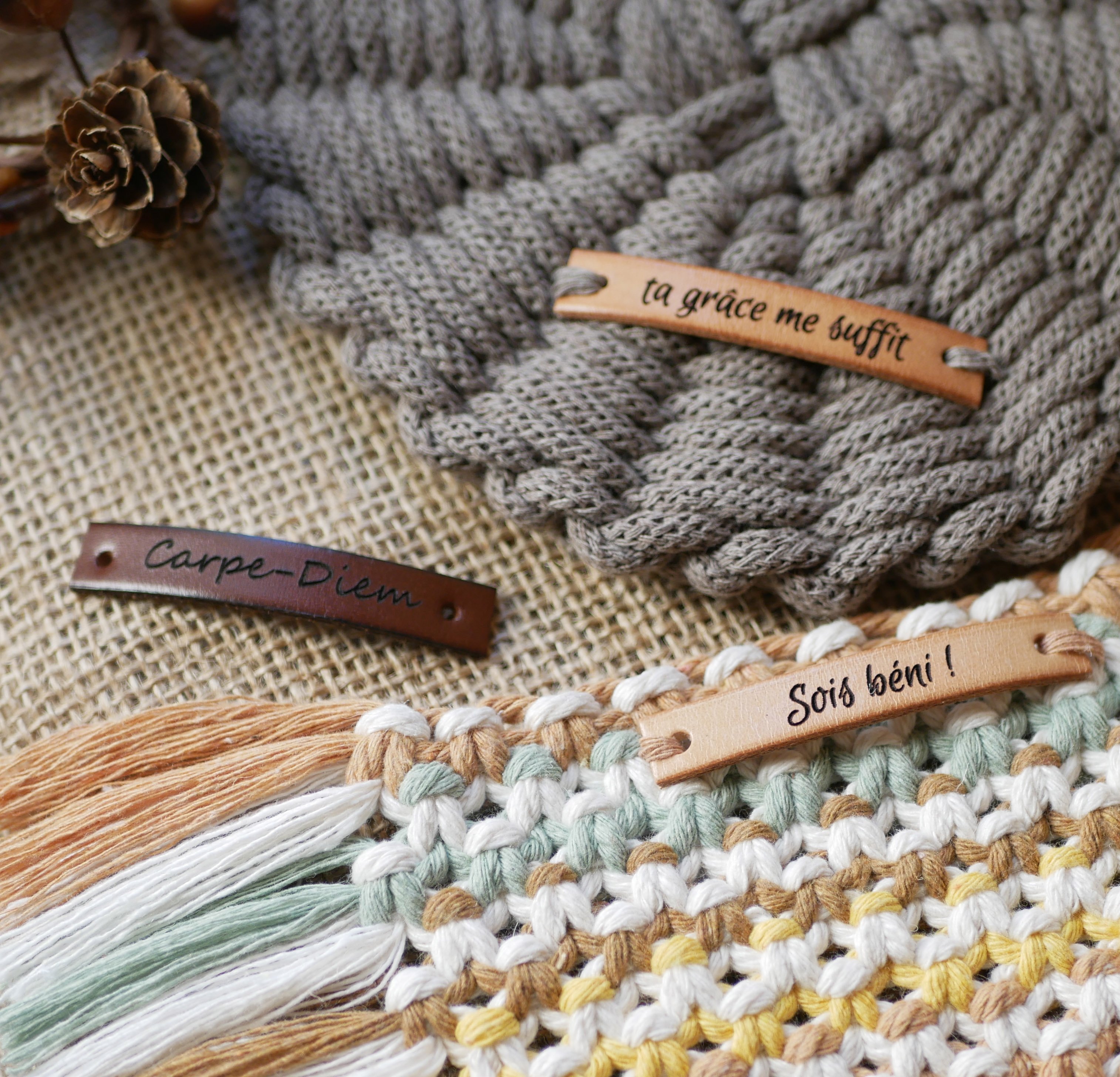 Skr&aelig;ddersyet l&aelig;deretiket med indgraveret besked