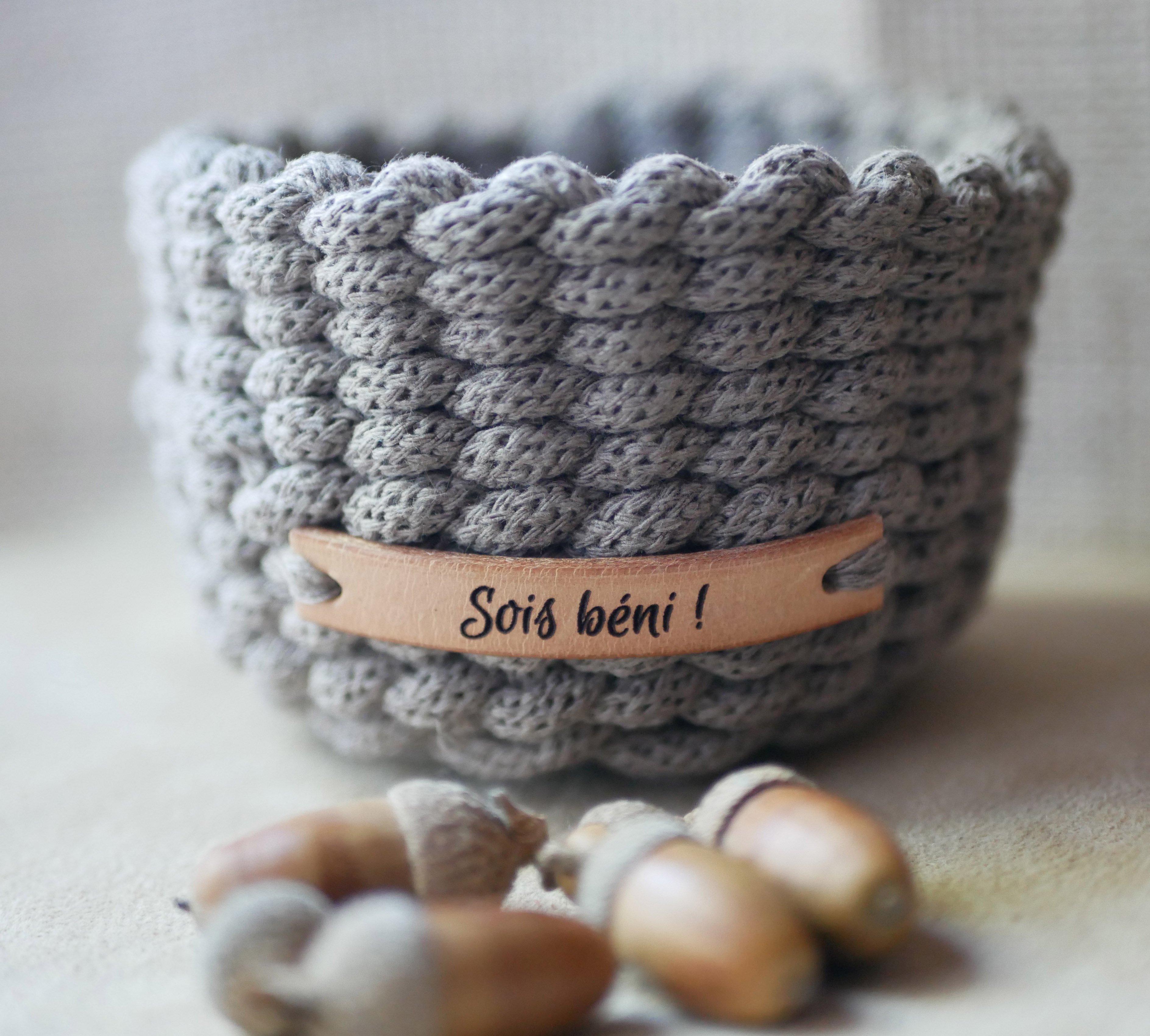 Skr&aelig;ddersyet l&aelig;deretiket med indgraveret besked