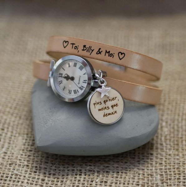 Graveret tr&aelig;cabochon ur med dobbelt l&aelig;derrem 