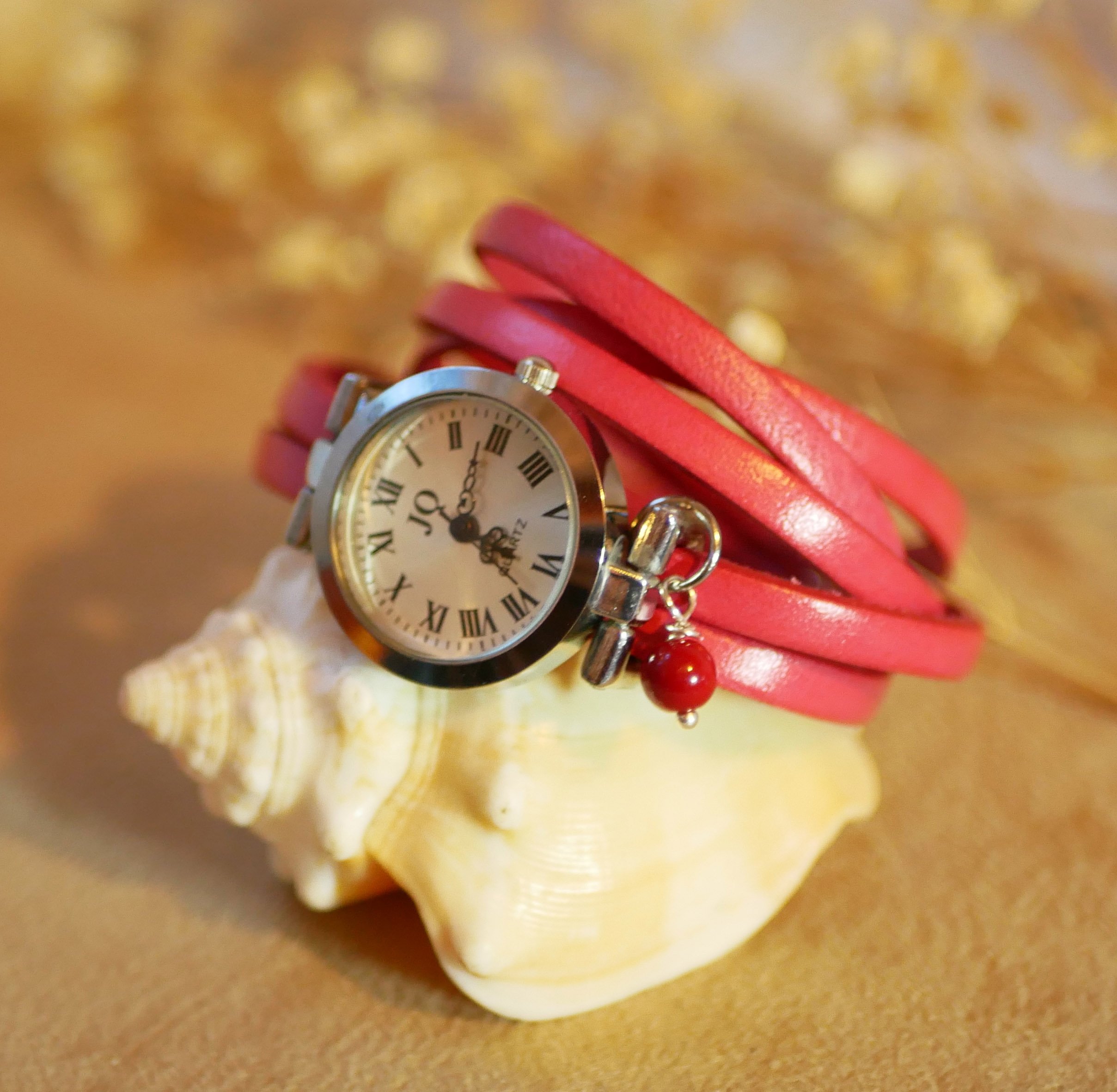 S&oslash;lvfarvet l&aelig;derarmb&aring;nd med flere drejninger og justerbar l&aring;s