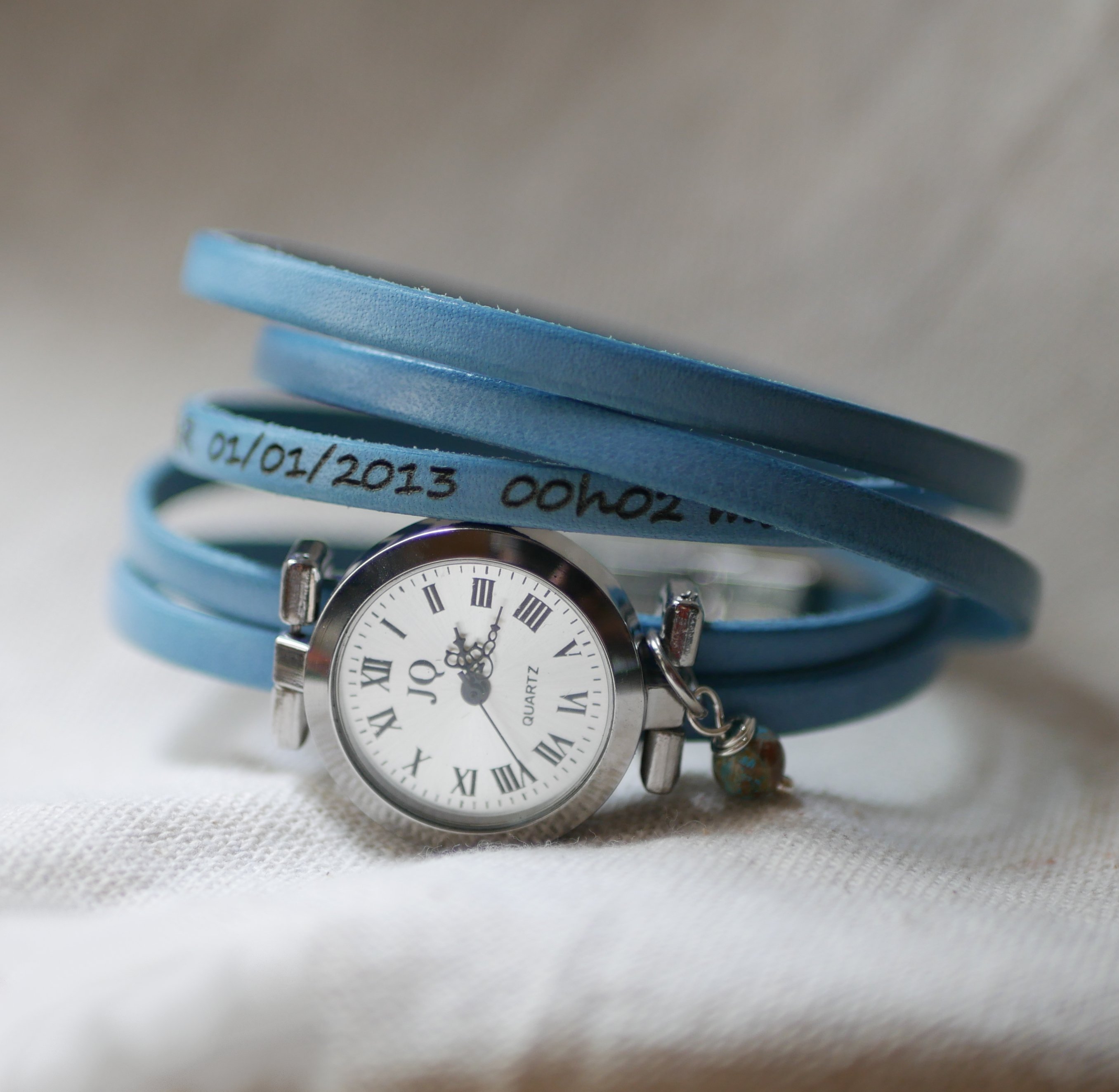 S&oslash;lvfarvet l&aelig;derarmb&aring;nd med flere drejninger og justerbar l&aring;s