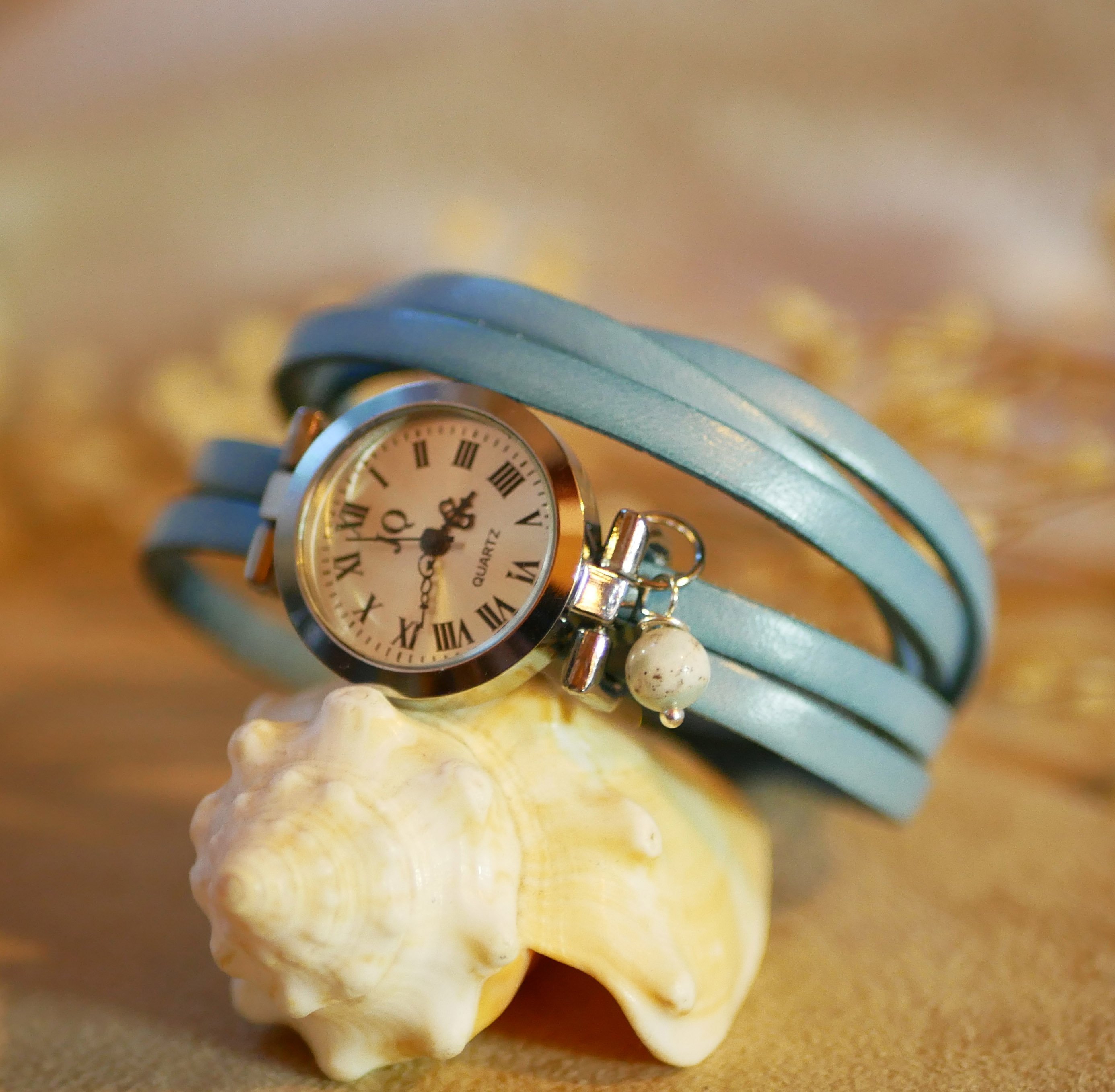 S&oslash;lvfarvet l&aelig;derarmb&aring;nd med flere drejninger og justerbar l&aring;s