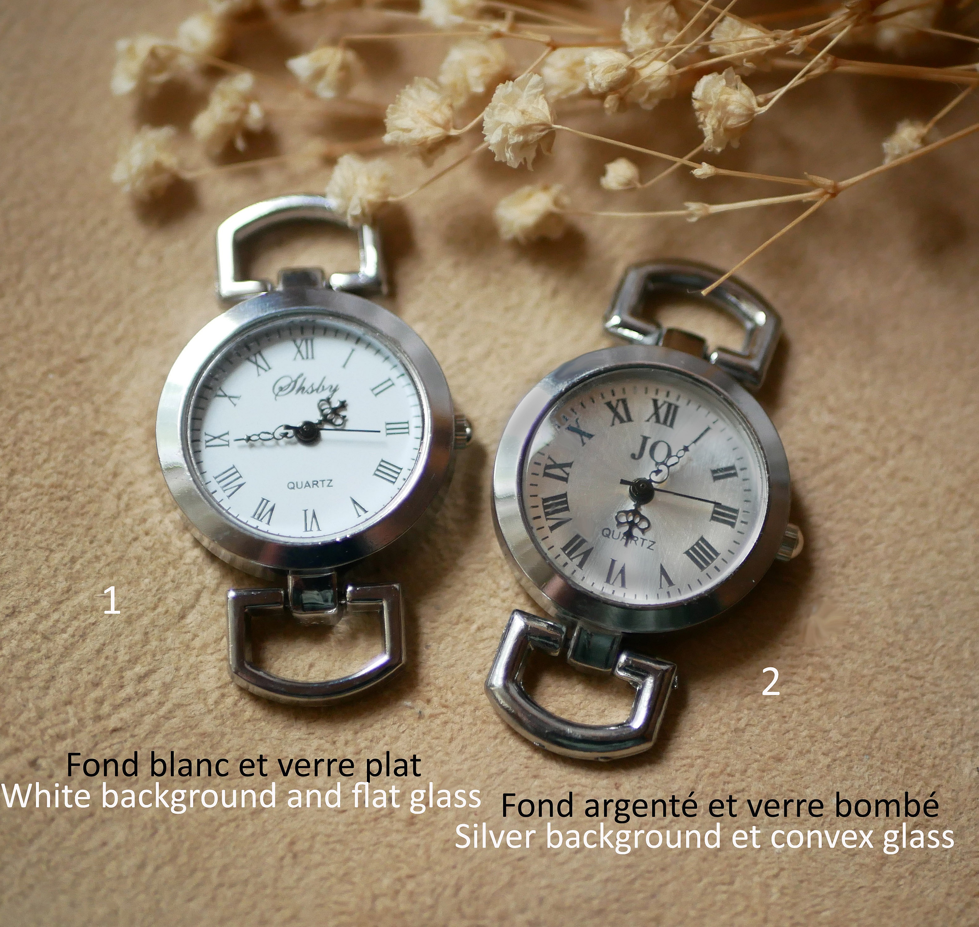 Deux cadrans de montre à quartz avec attaches métalliques.