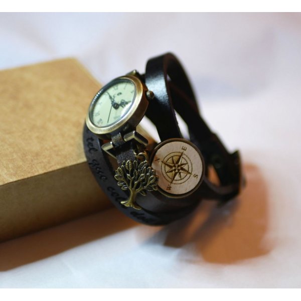 L&aelig;derarmb&aring;ndsur med tr&aelig;cabochon, der skal indgraveres