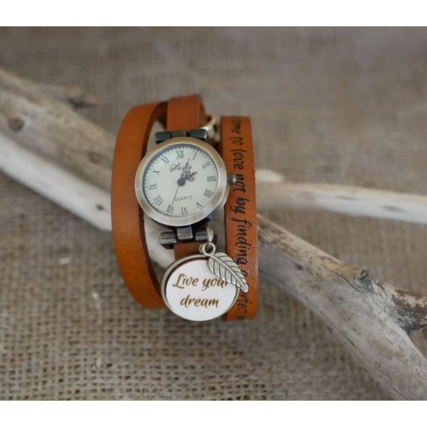 L&aelig;derarmb&aring;ndsur med tr&aelig;cabochon, der skal indgraveres