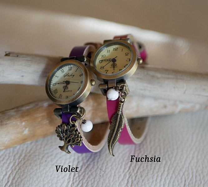 Montres bracelet cuir personnalisables avec breloques, coloris violet et fuchsia.