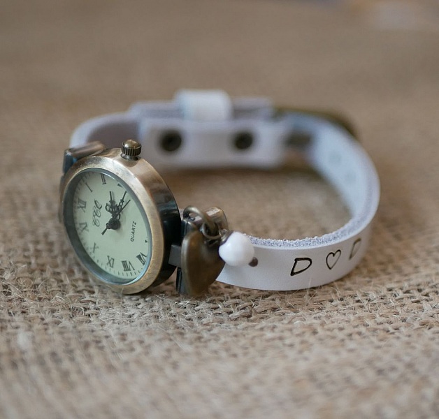 Montre bracelet en cuir blanc personnalisable avec breloque cœur.