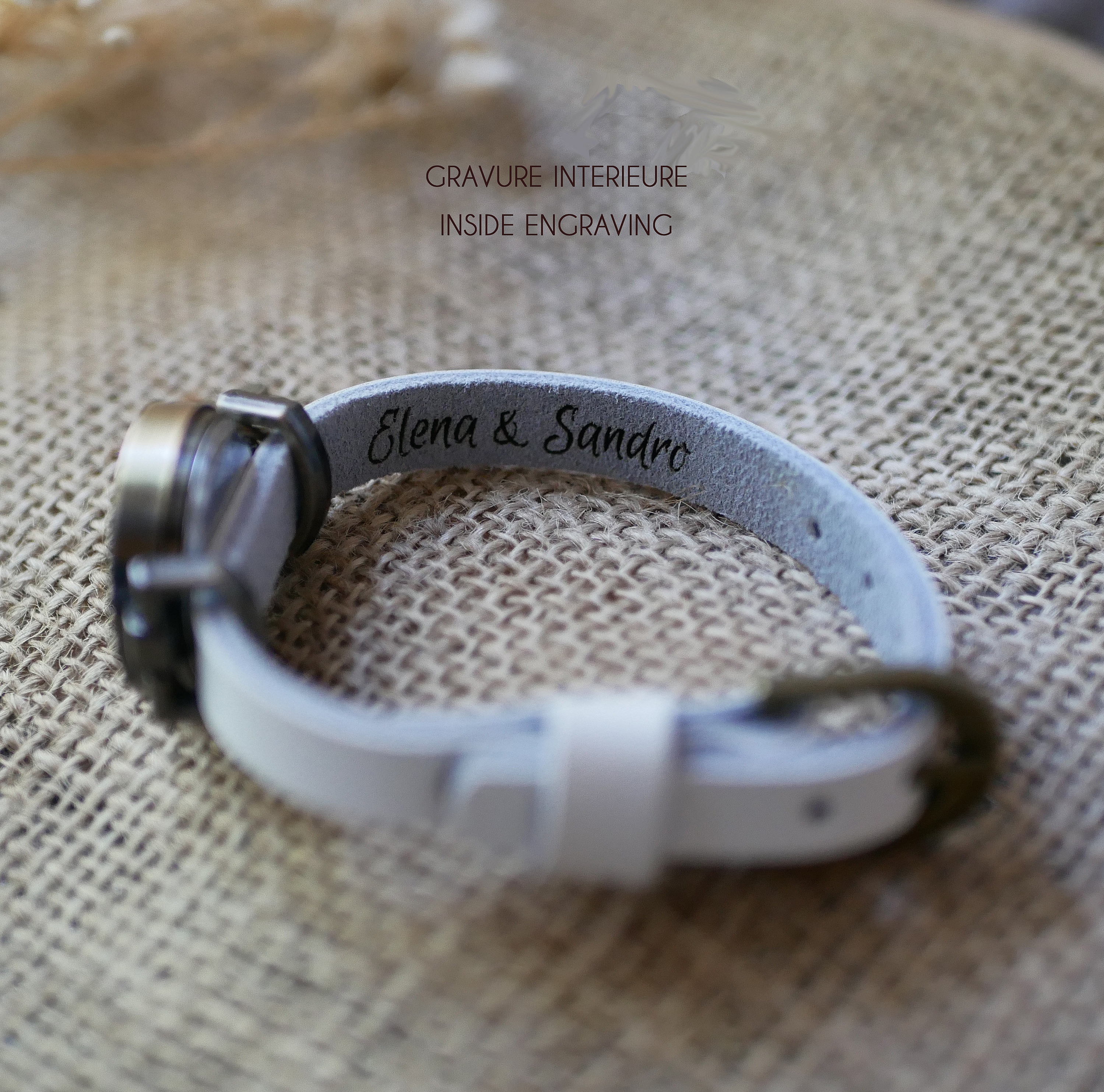 Montre bracelet en cuir blanc personnalisée avec gravure intérieure.