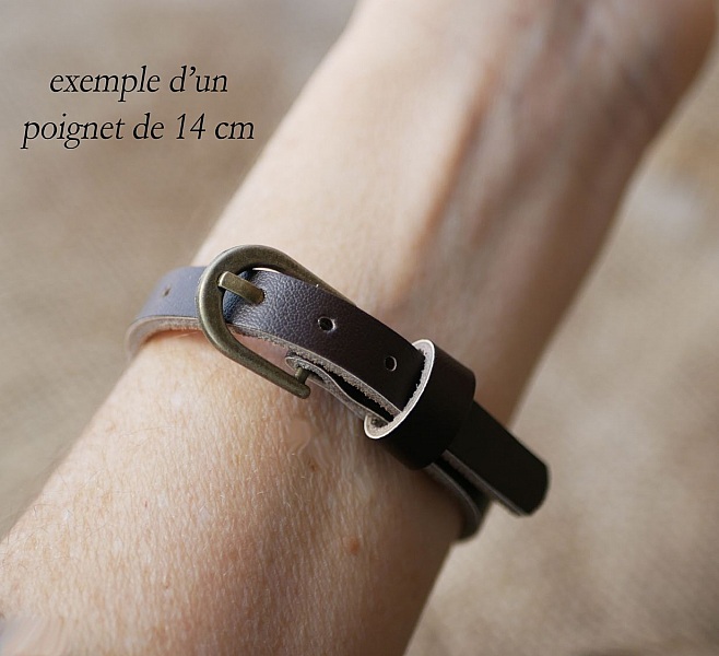 Montre bracelet en cuir personnalisable sur poignet de 14 cm.