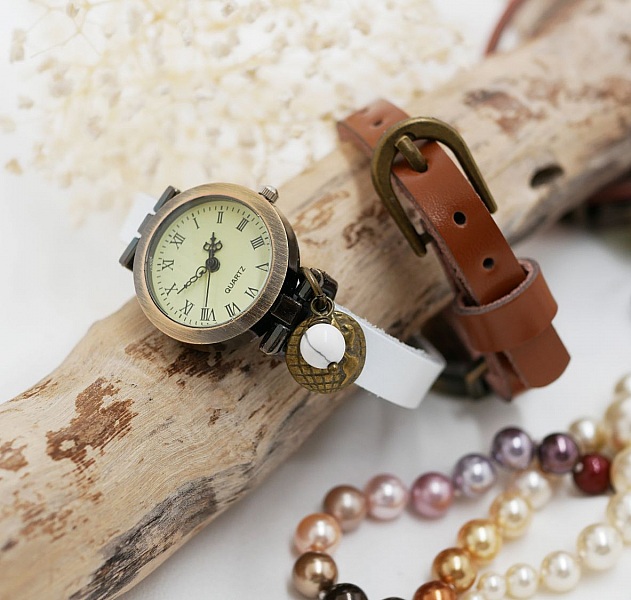Montre bracelet en cuir personnalisable avec cadran vintage.