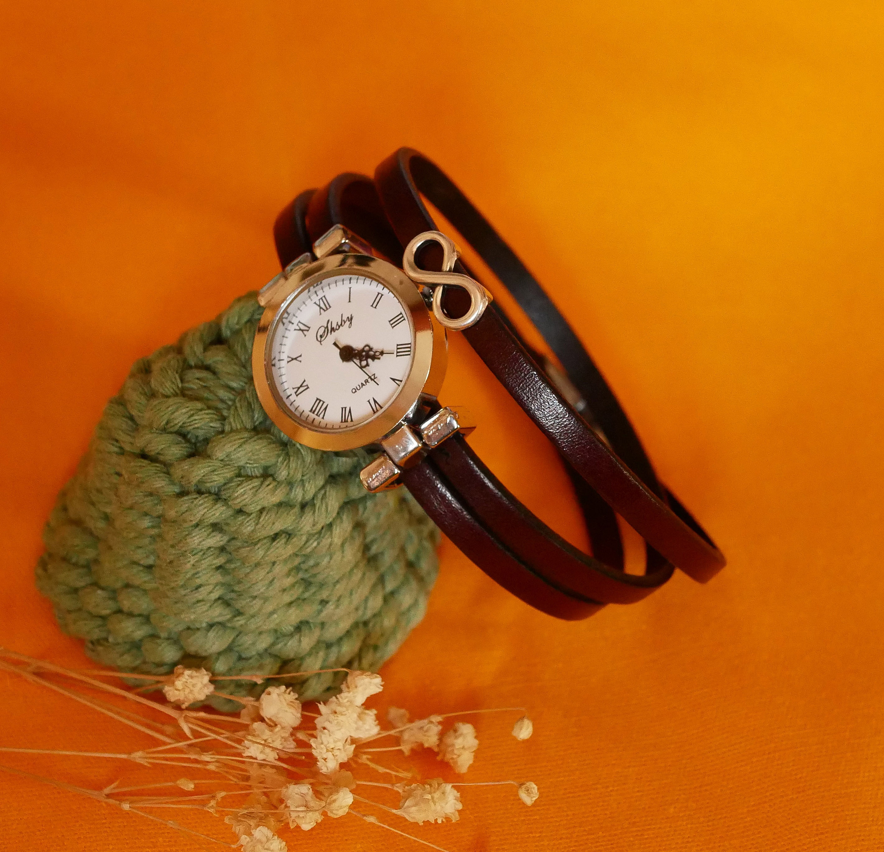 Montre femme bracelet cuir trois tours cadran argenté infini.