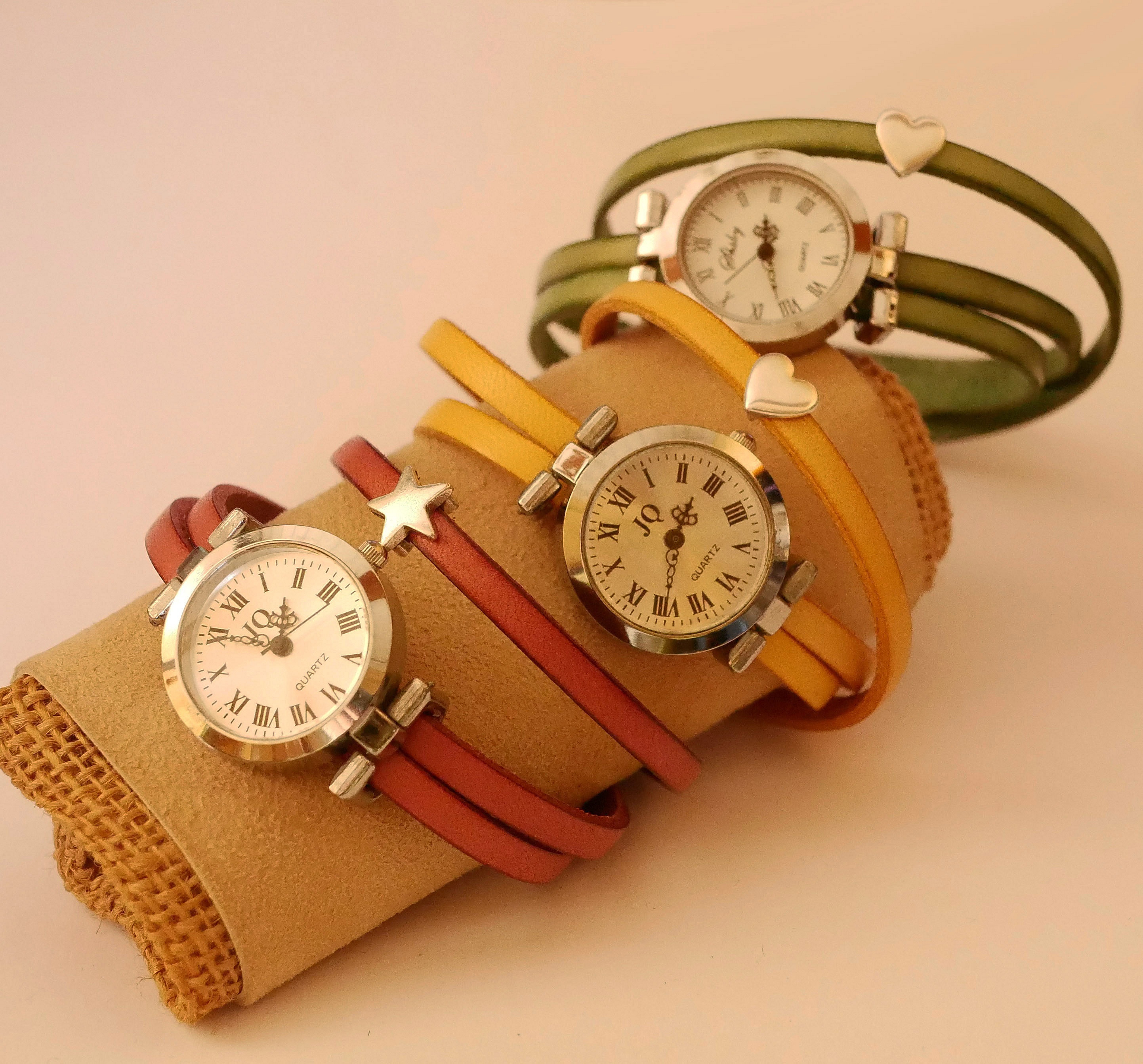 Montres femme bracelet cuir trois tours avec décorations métalliques.