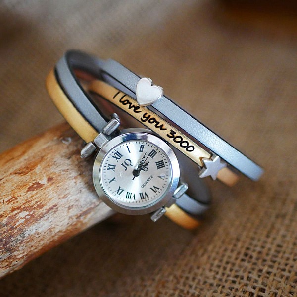 L&aelig;derarmb&aring;ndsur med s&oslash;lvfarvet urskive og hjerte- og stjernelukninger til personlig tilpasning 