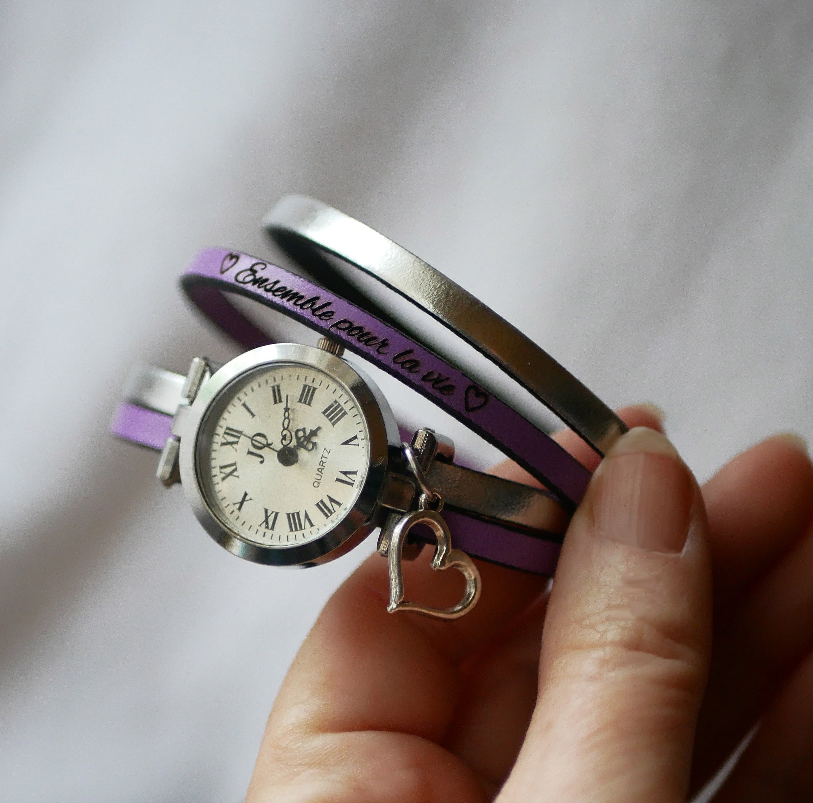 Montre personnalisée à double bracelet cuir violet et argenté.