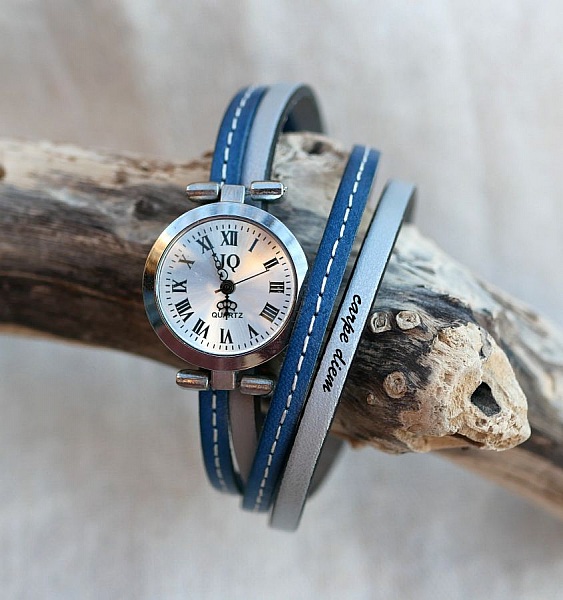 Montre bracelet personnalisable en cuir bleu avec inscription gravée.