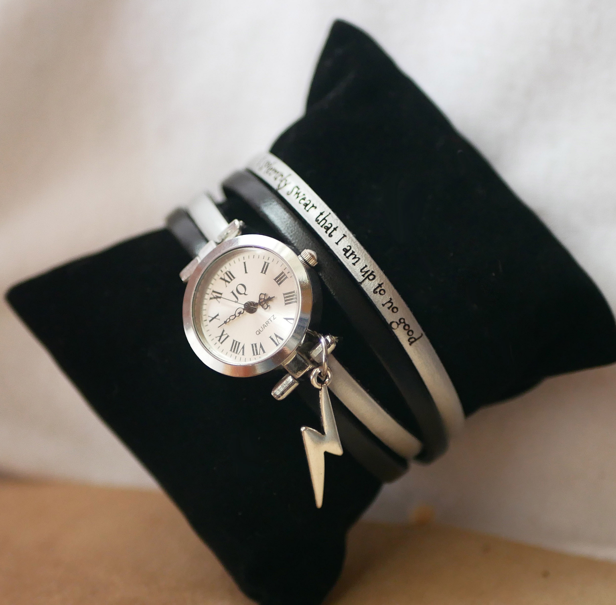 Montre bracelet double cuir personnalisée avec cadran argenté.