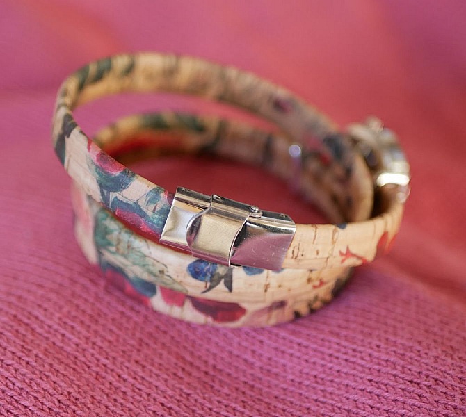 Bracelet personnalisable en liège à motifs floraux colorés.