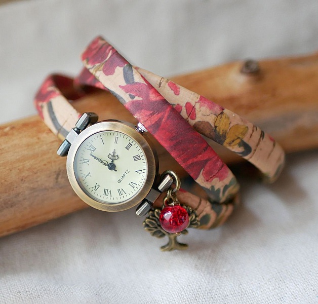 Montre bracelet personnalisable à motif floral avec breloque arbre.