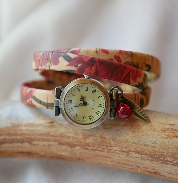Montre artisanale à bracelet en liège fleuri personnalisable.