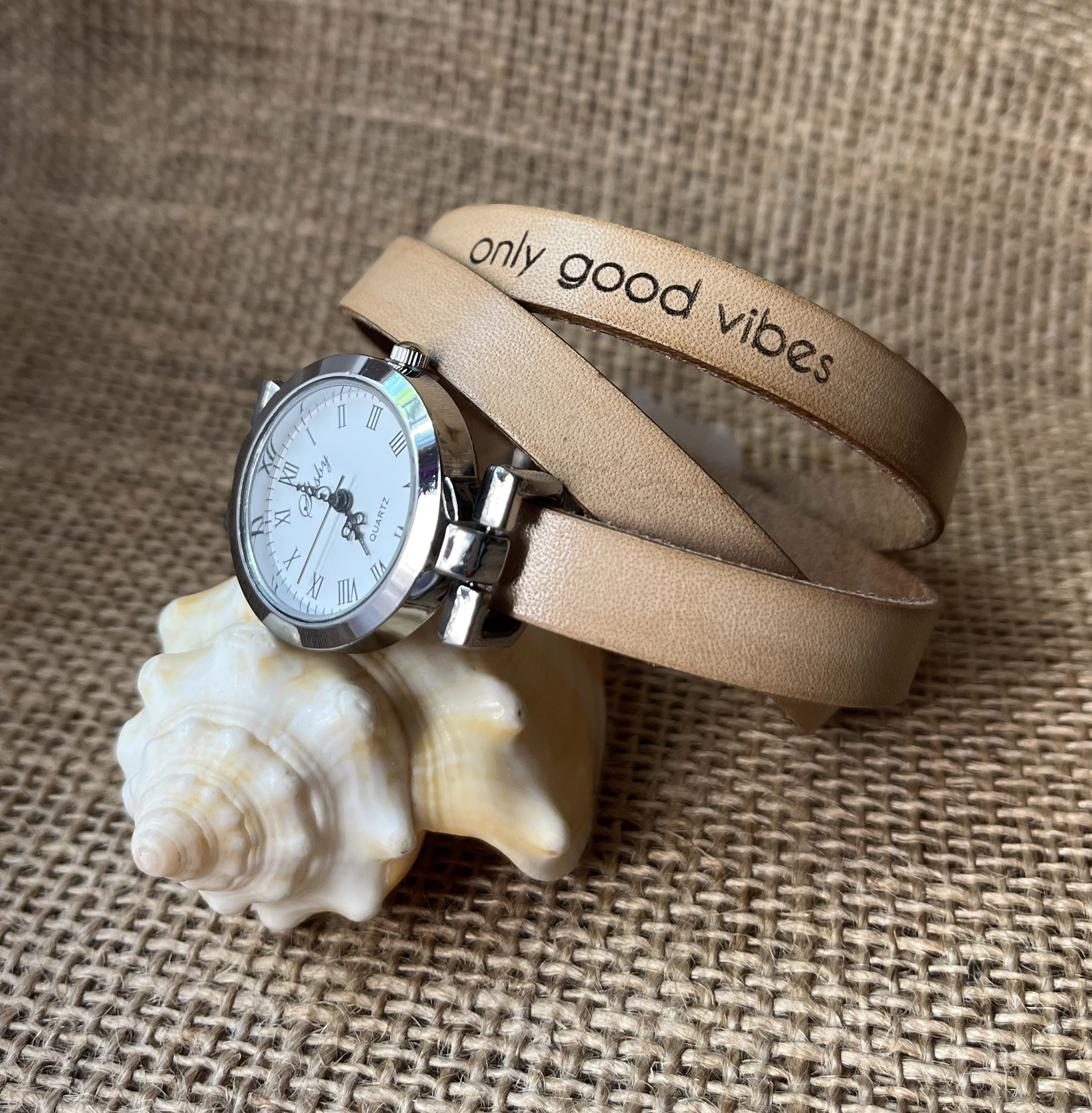 Tilpasbart multi-turn ur med s&oslash;lvfarvet urskive 