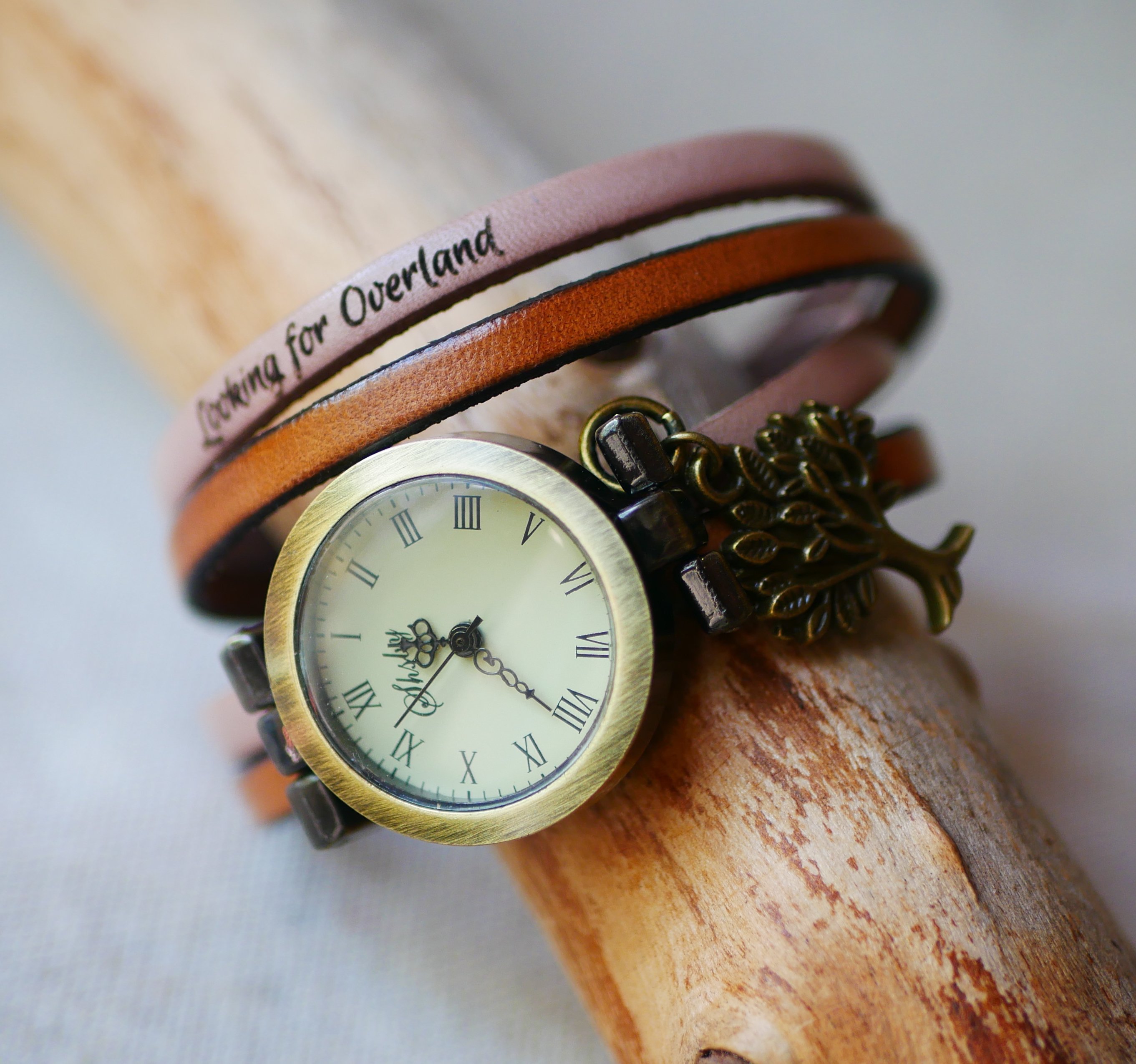 Skr&aelig;ddersyet l&aelig;derur med dobbelt drejning og urskive med arabiske tal