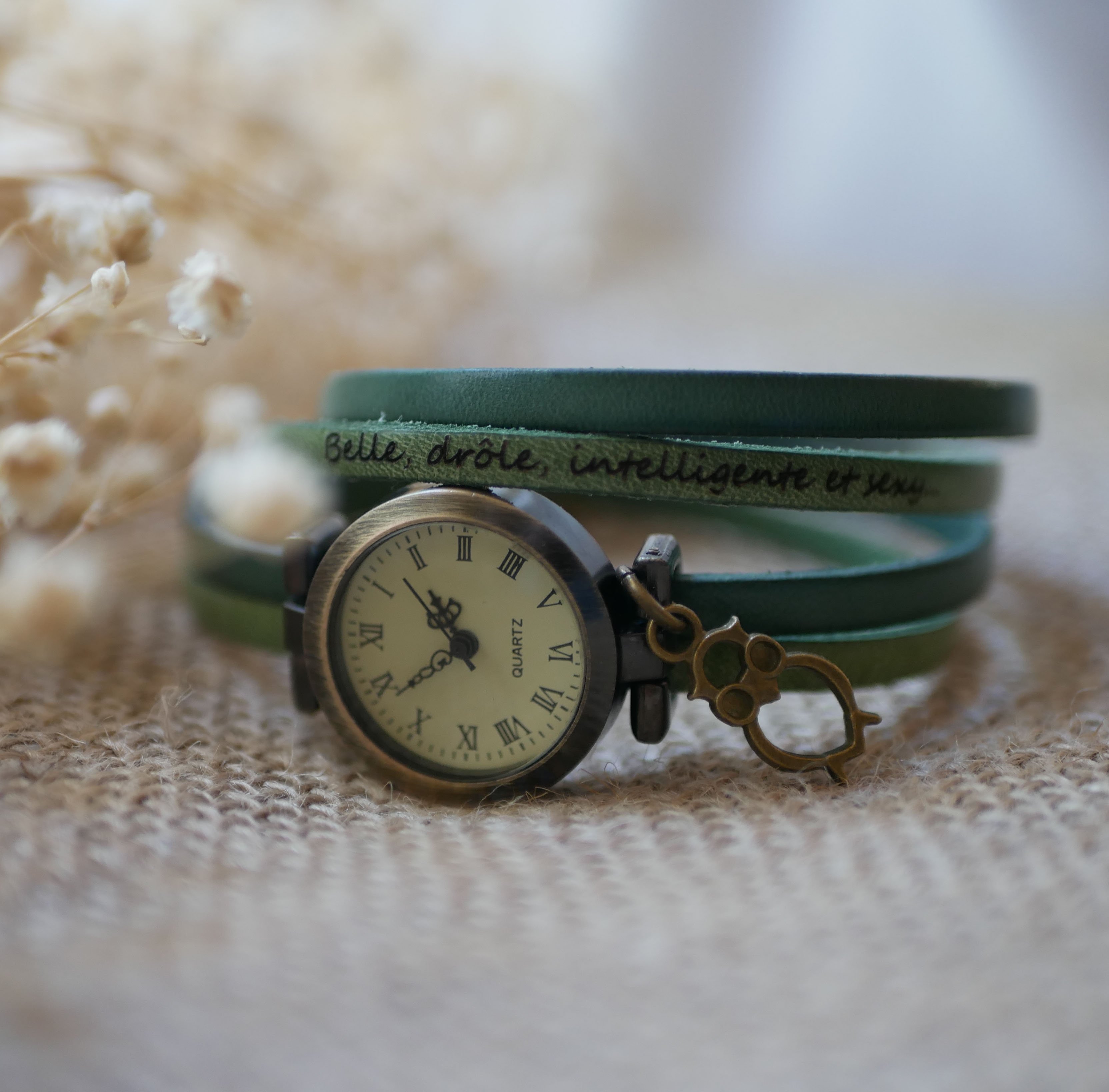 Skr&aelig;ddersyet l&aelig;derur med dobbelt drejning og urskive med arabiske tal