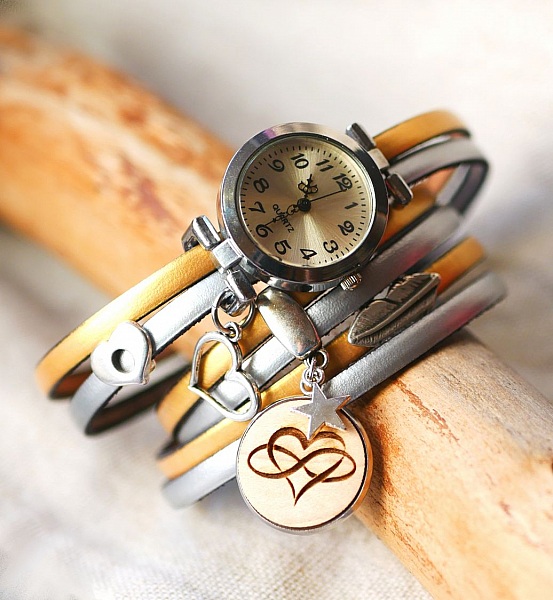 Montre bracelet personnalisable avec breloques cœur et infini.