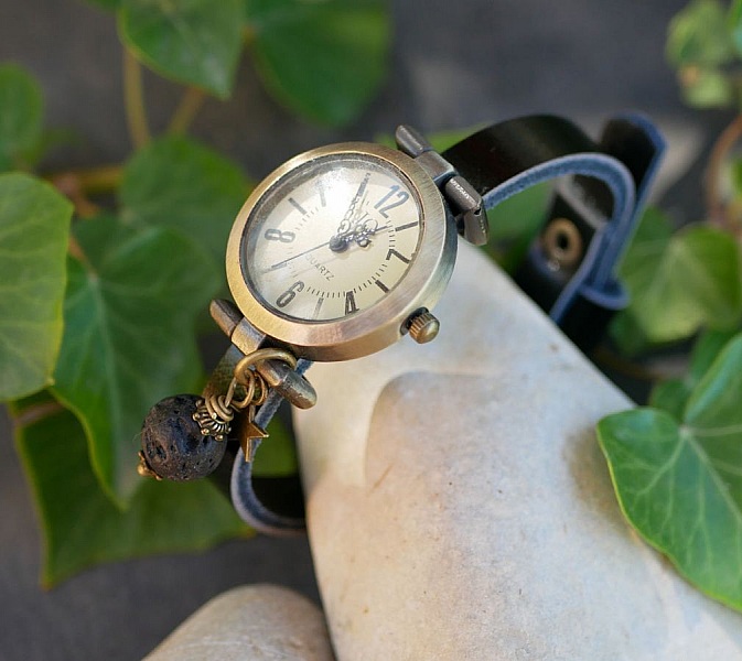 Ur med lava sten charme og l&aelig;derrem efter eget valg