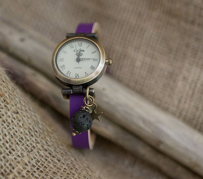 Ur med lava sten charme og l&aelig;derrem efter eget valg