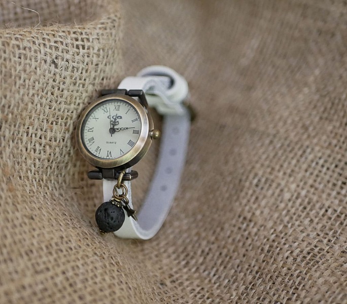 Ur med lava sten charme og l&aelig;derrem efter eget valg