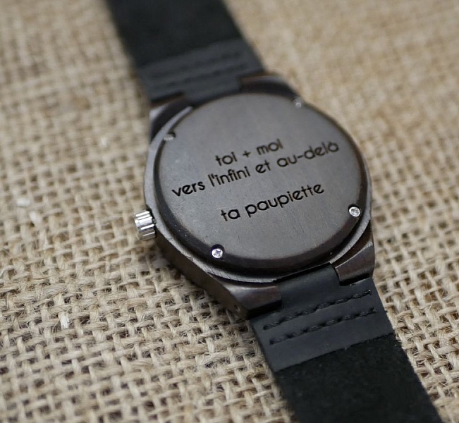 Ur med valn&oslash;ddetr&aelig;sskive p&aring; sort l&aelig;der til personlig tilpasning